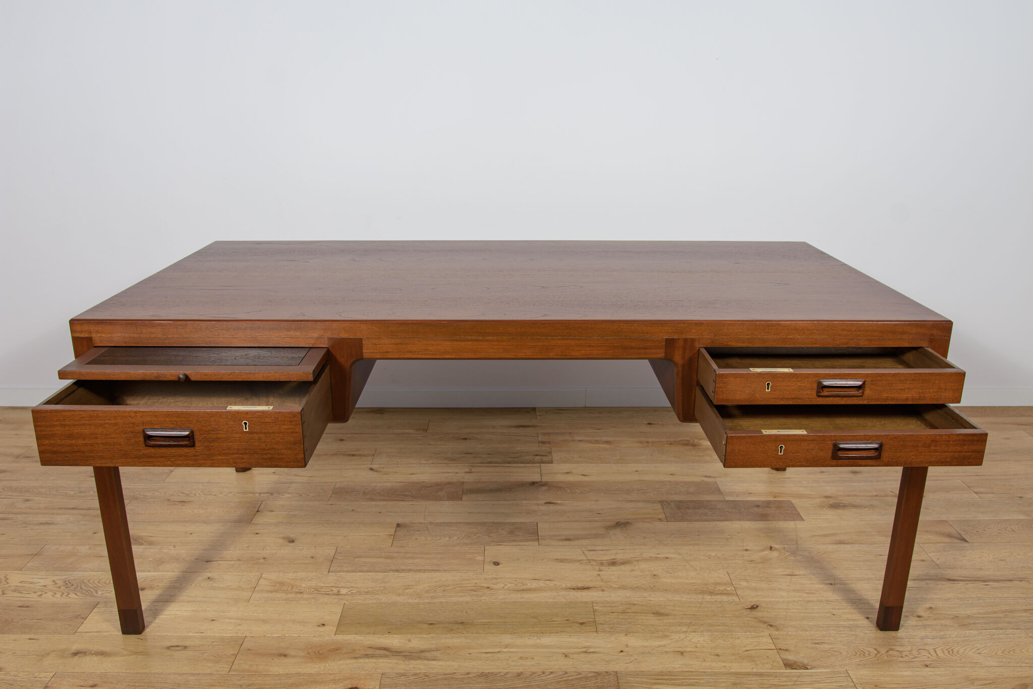 Bureau en teck du milieu du siècle par Ejner Larsen et Aksel Bender Madsen pour Willy Beck, Danemark, années 1950.