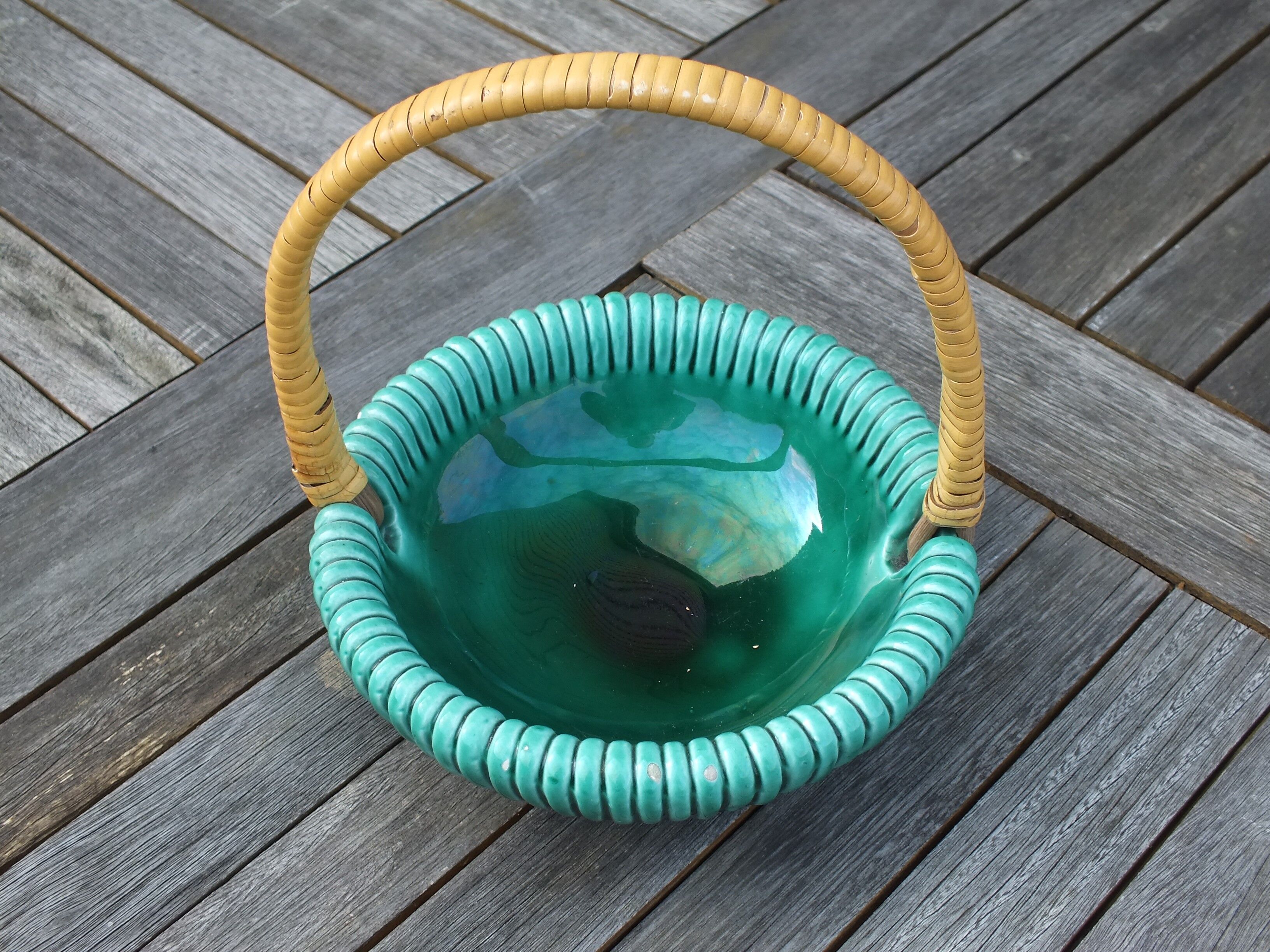 Empty basket vintage pocket in green ceramic and wicker