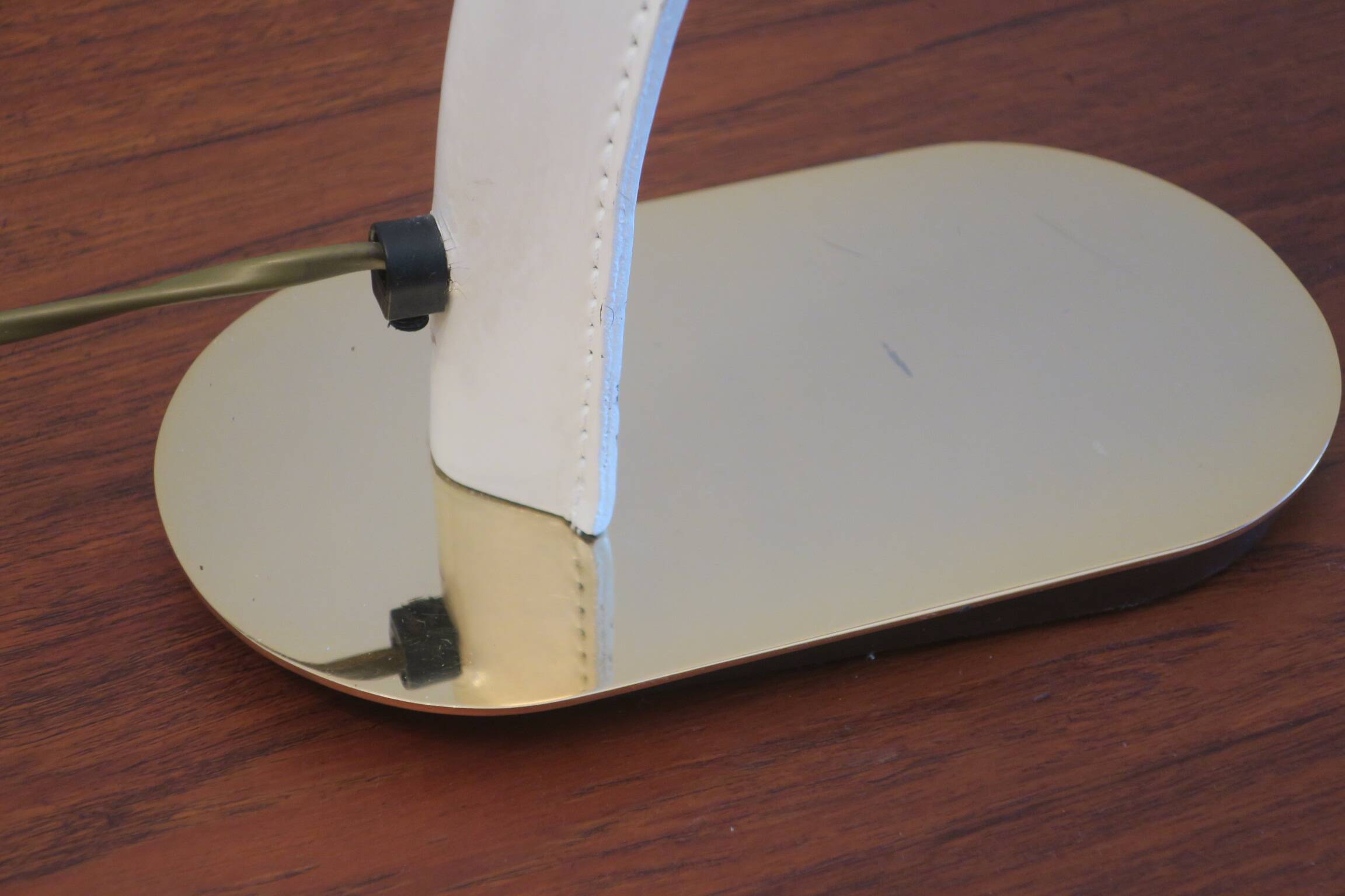 Lampe de bureau vintage en cuir gravé et en laiton plaqué or, Italie années 1970