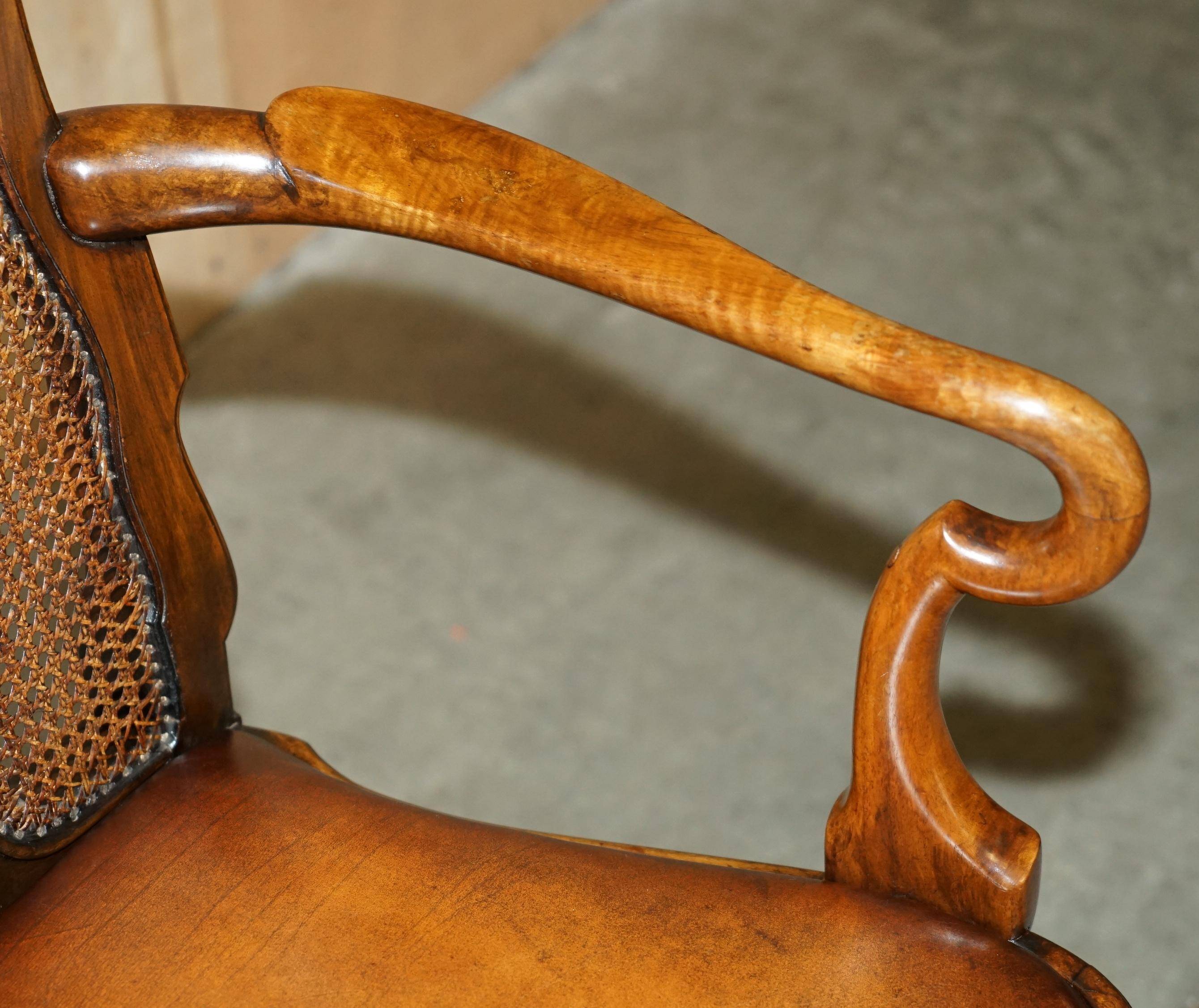 Fauteuil Bergère Antique Thomas Chippendale sculpté Claw & Ball cuir