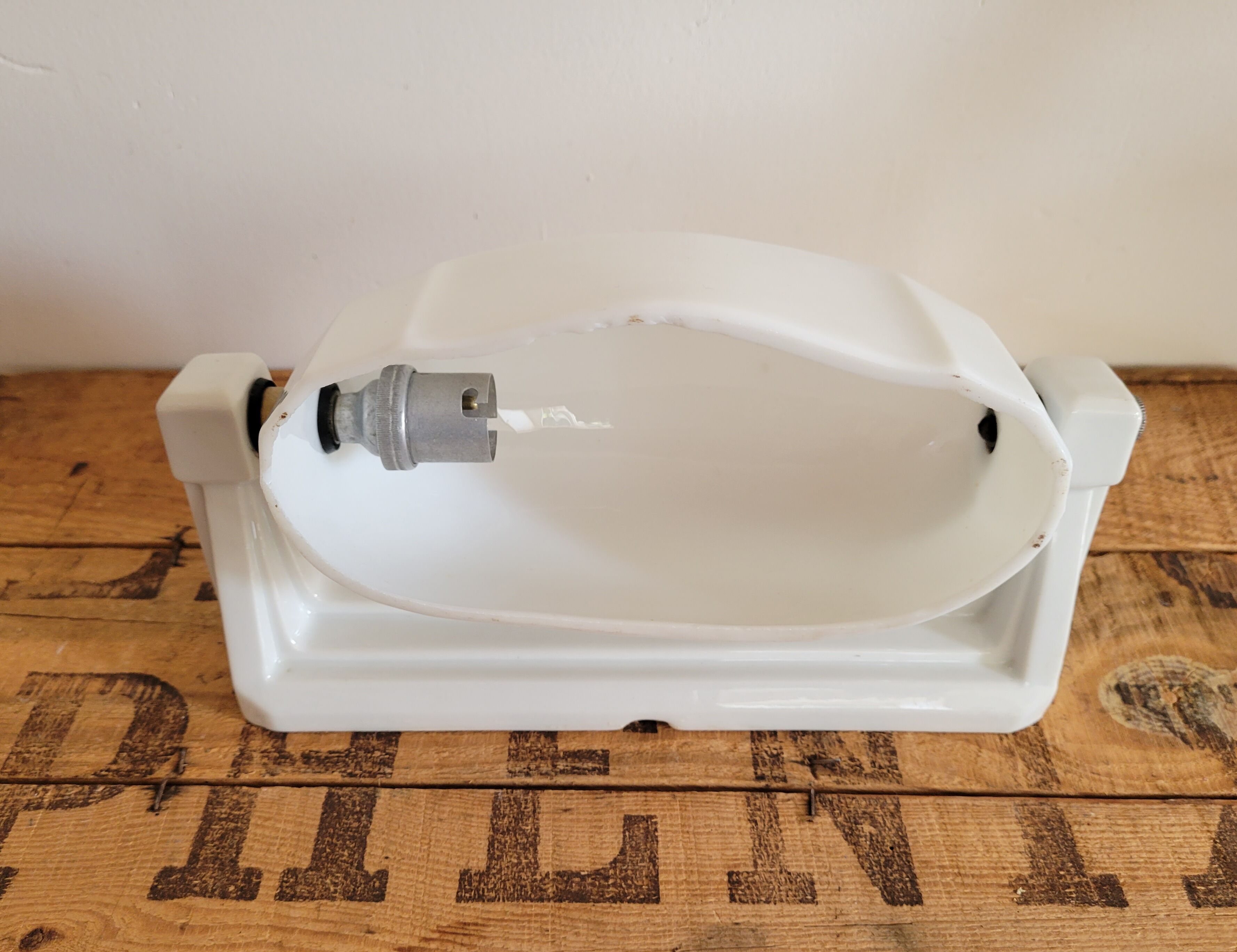 Porcelain and opaline wall lamp