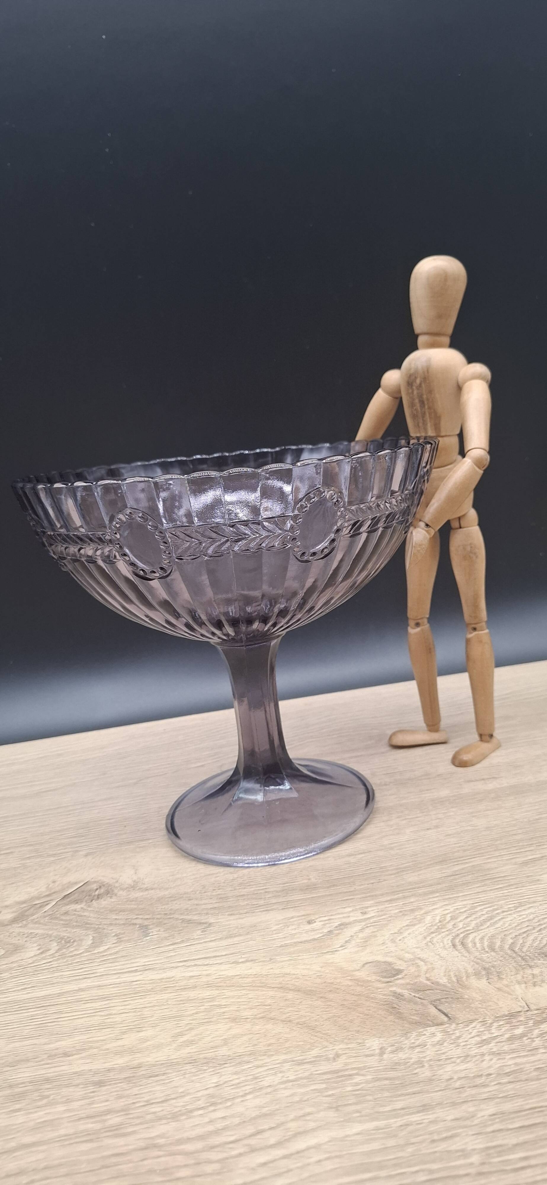 Large purple glass fruit bowl Manage