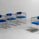 Ensemble de quatre chaises italiennes modernistes chromées avec velours bleu roi, années 1970