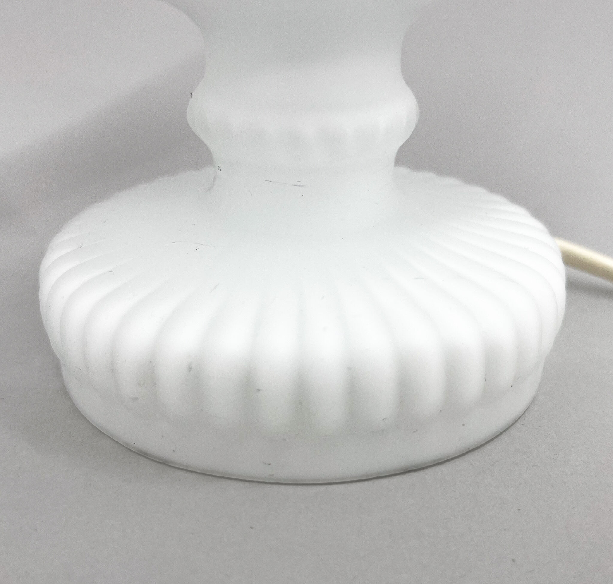Lampe de table vintage en verre opalin et laiton