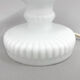 Lampe de table vintage en verre opalin et laiton