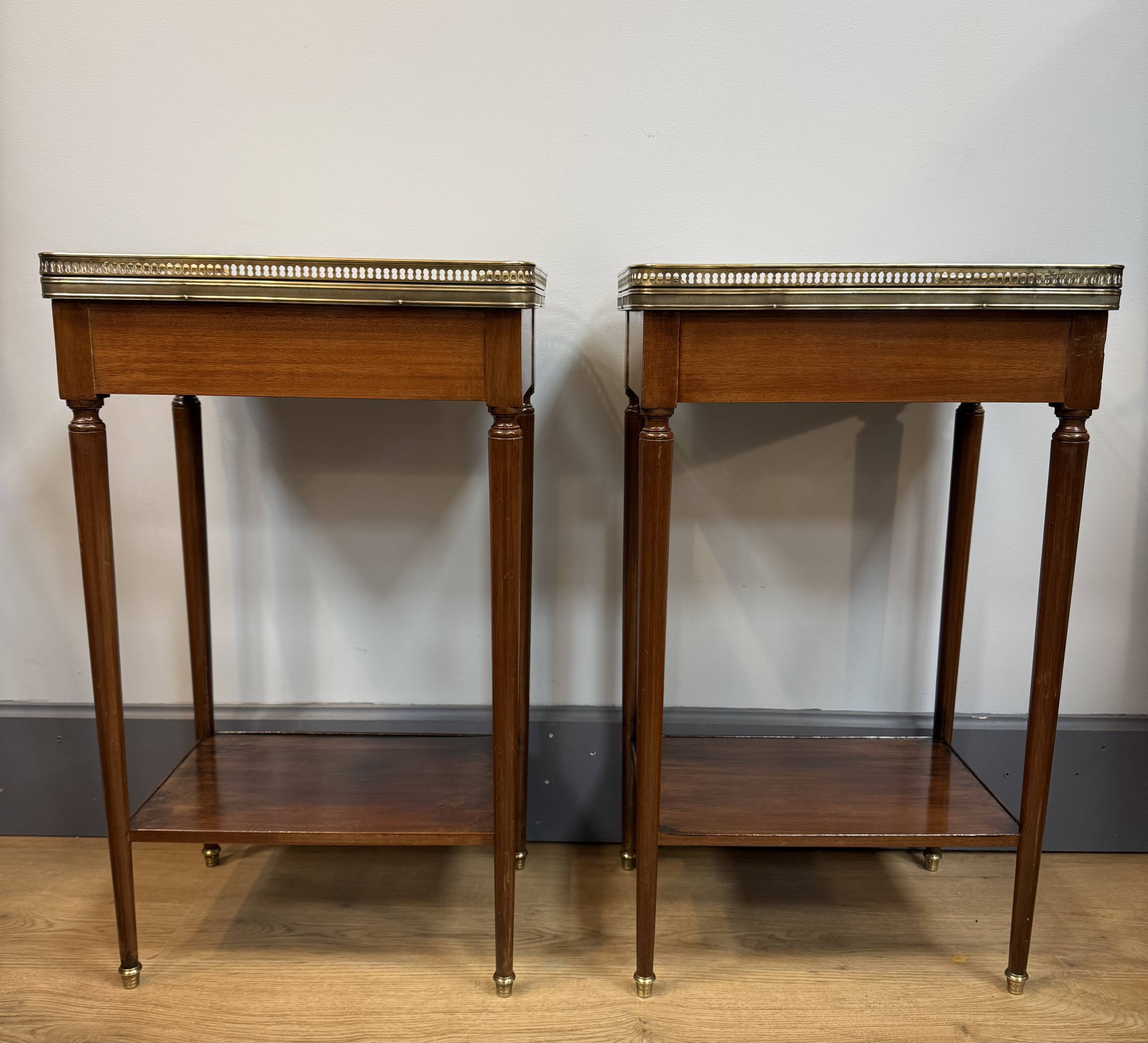 Paire de chevets style Louis XVI en acajou