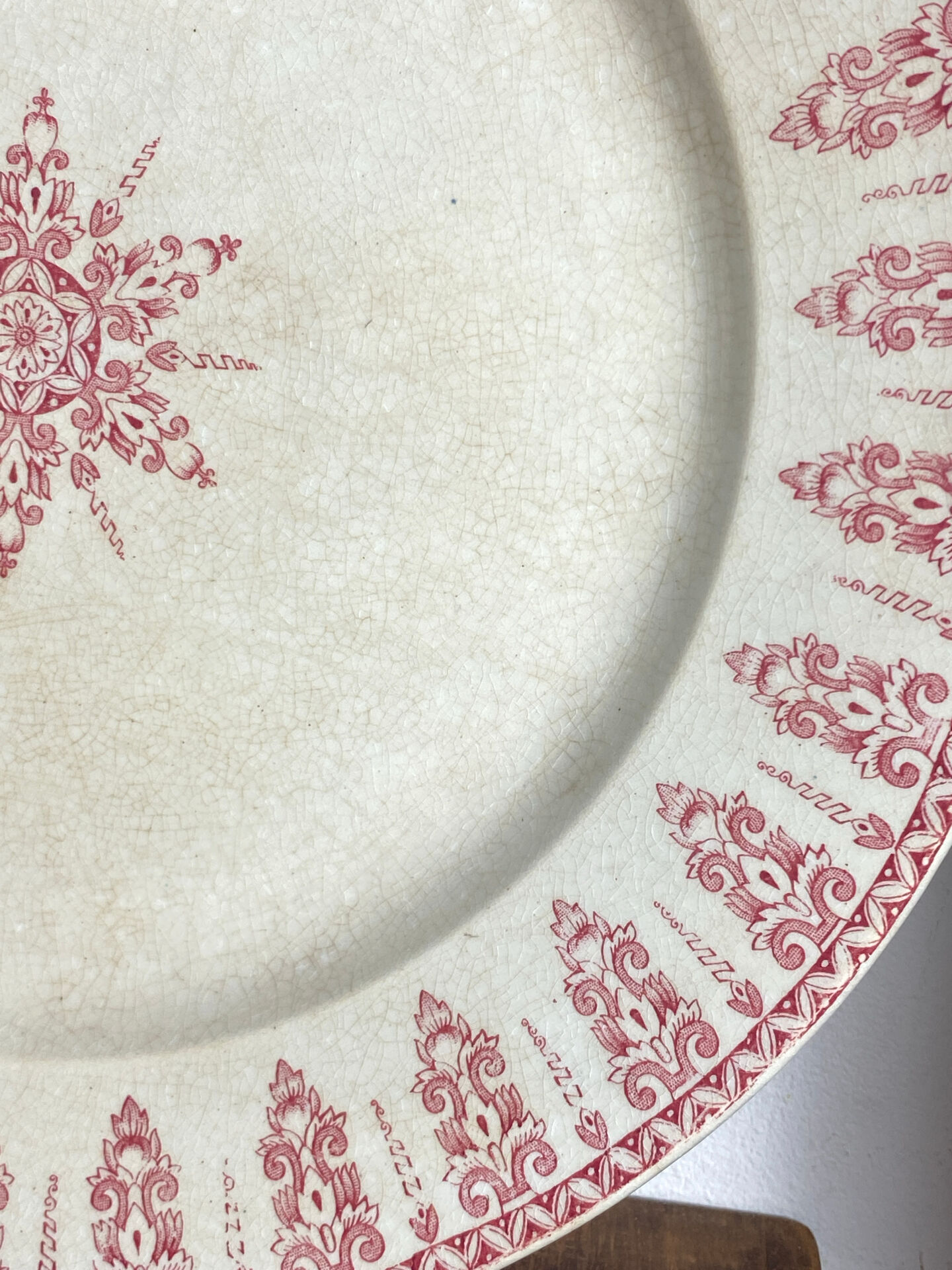 Plat, terre de fer, collection Annam de Gien 