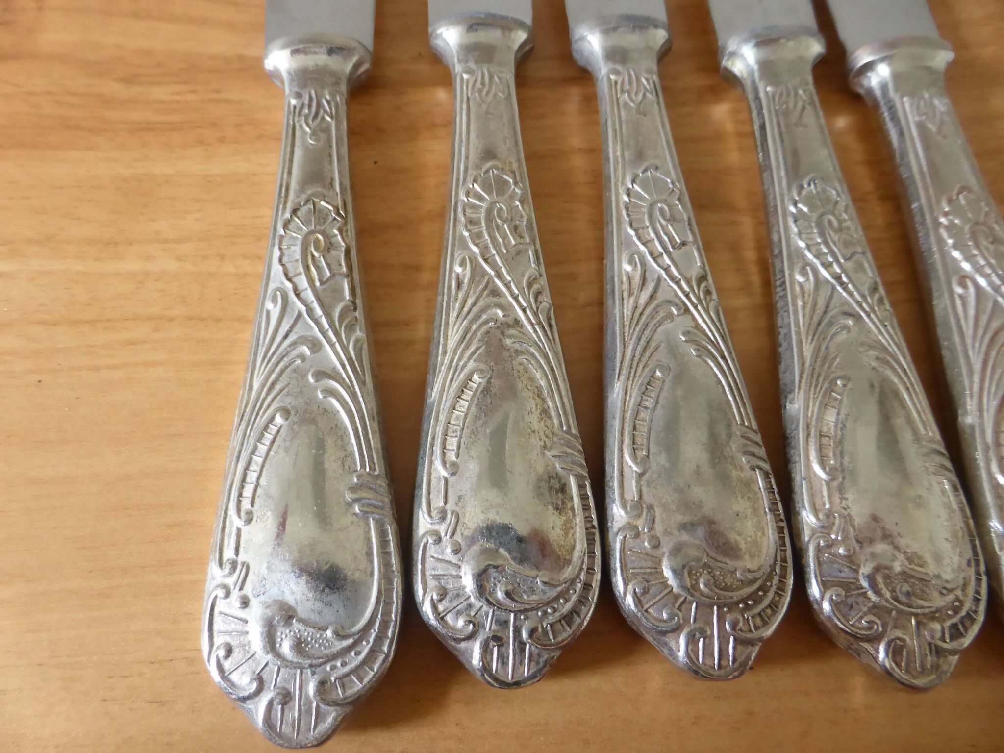 5 vintage silver-plated metal knives with stainless steel blades 240514