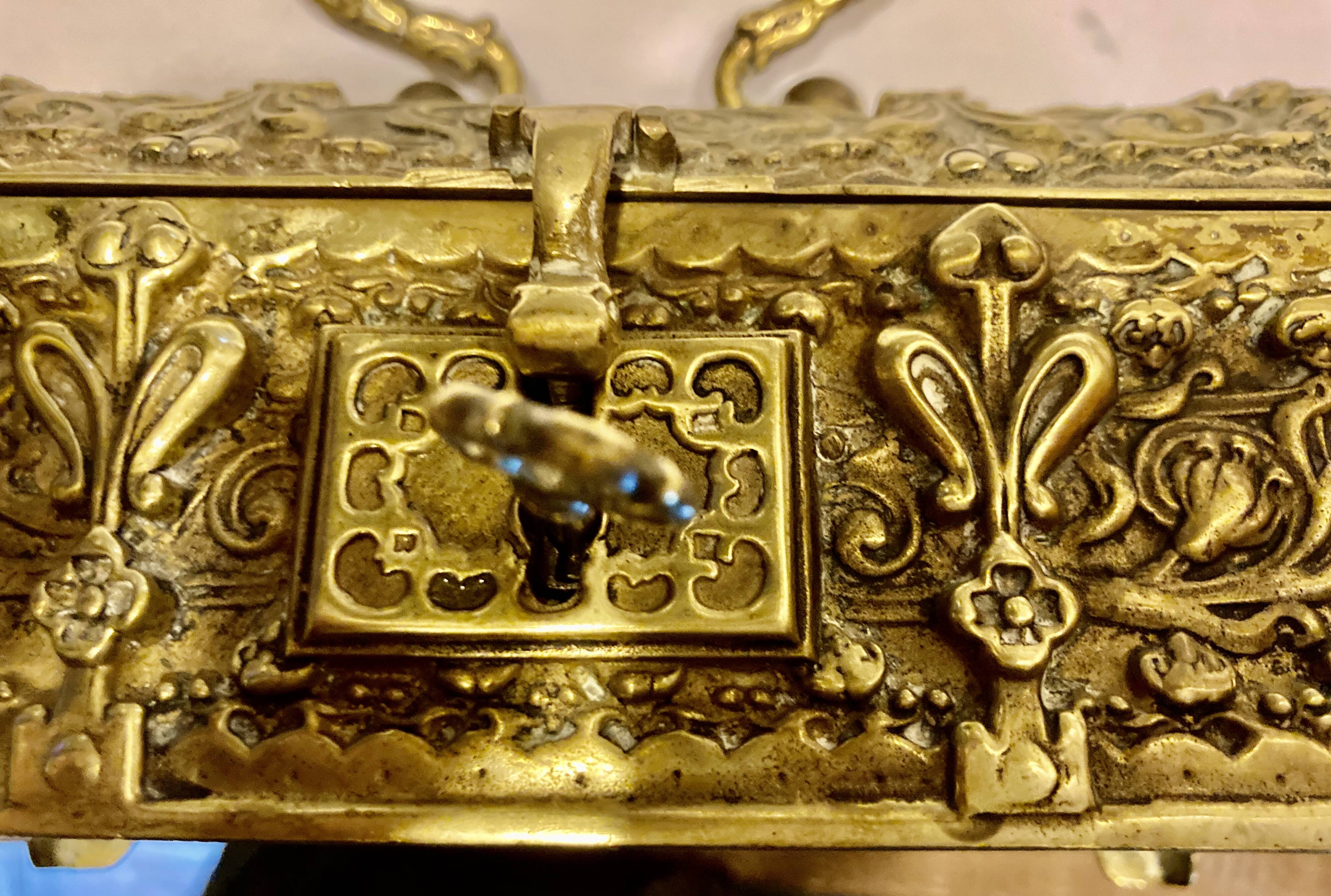 Jewelry chest with its bronze key, Renaissance style, 19th century fleur-de-lis decoration