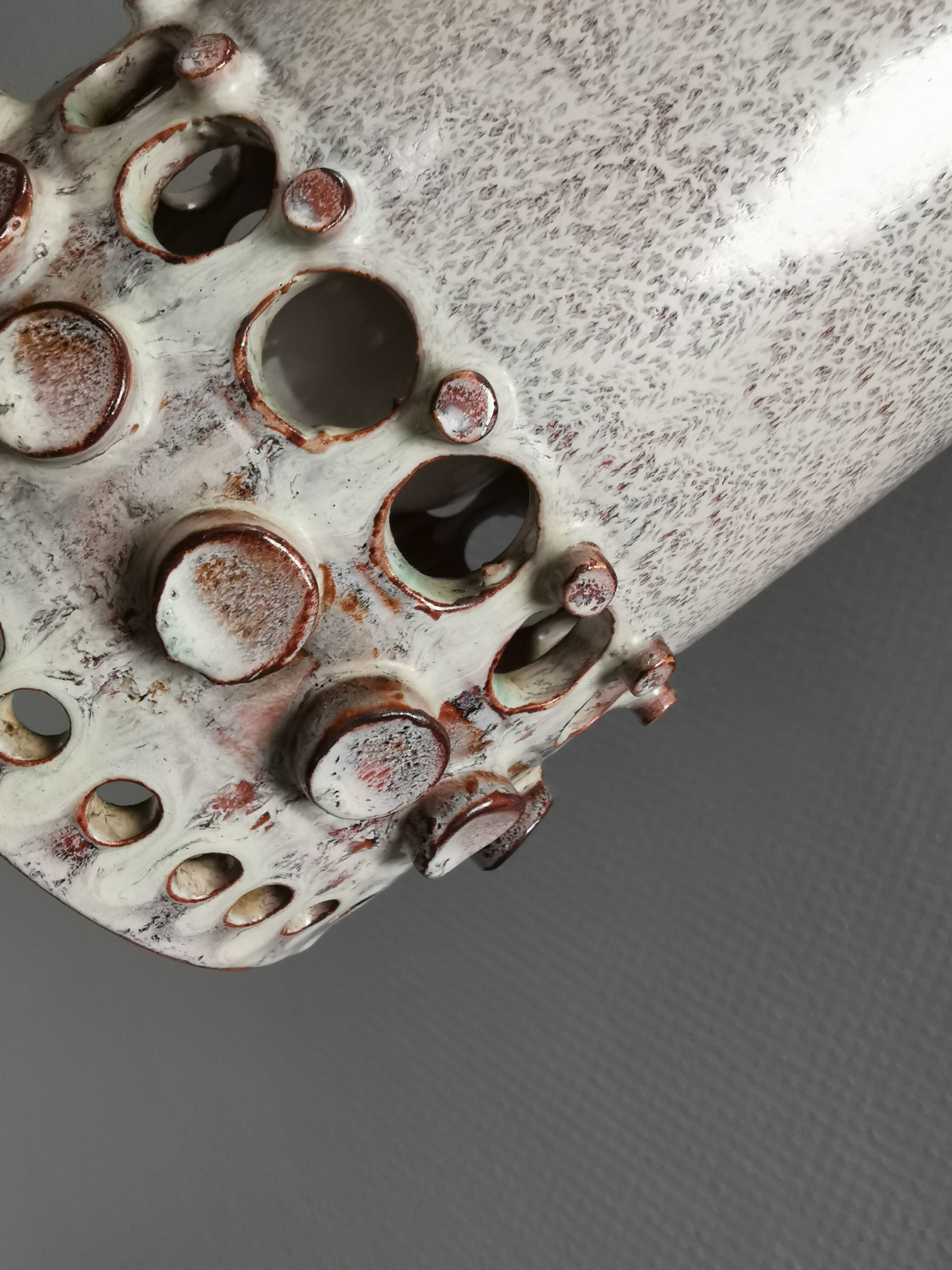 Beautiful, cylinder-shaped hanging lamp in ceramic.