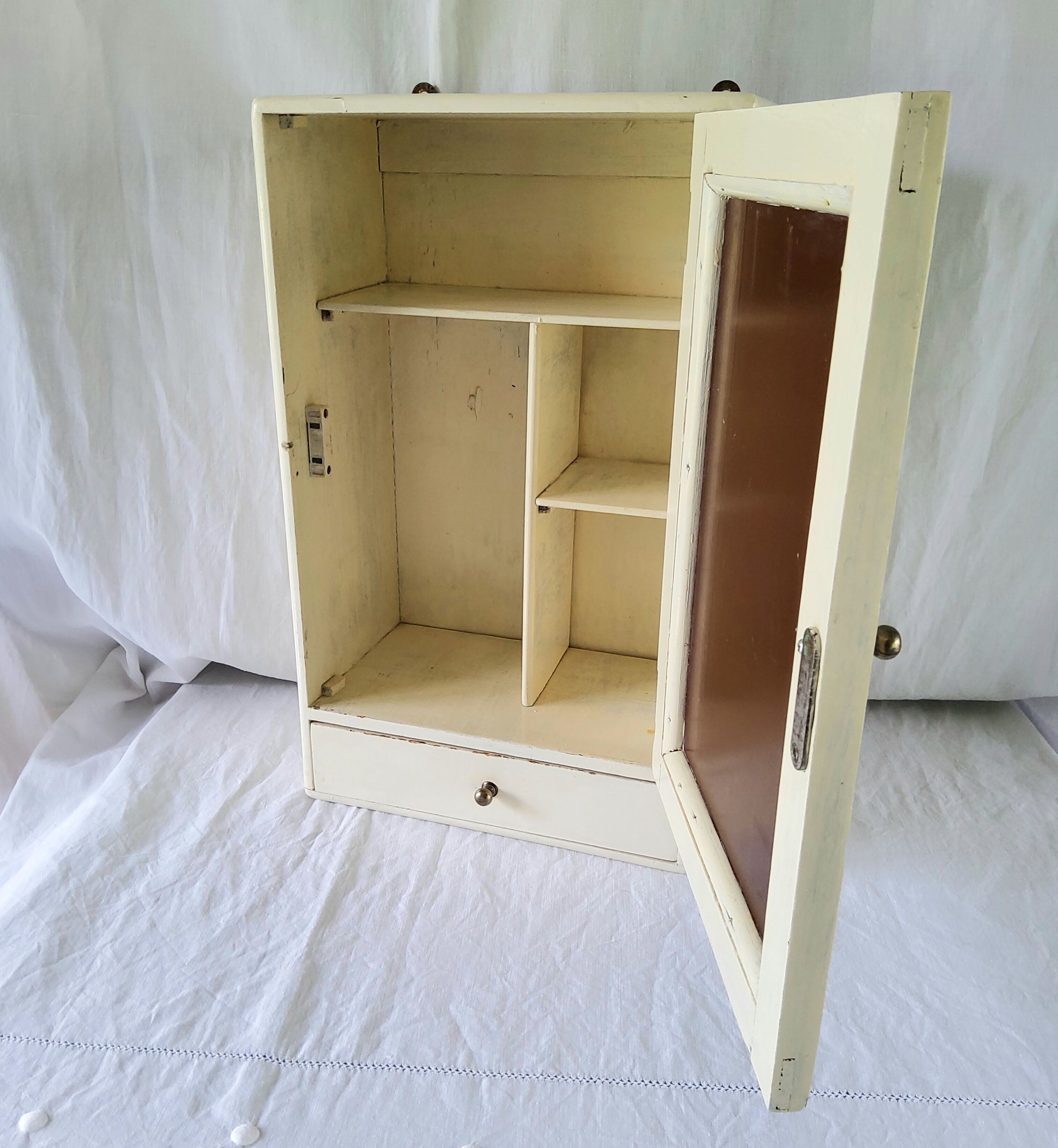 Toilet cabinet or pharmacy