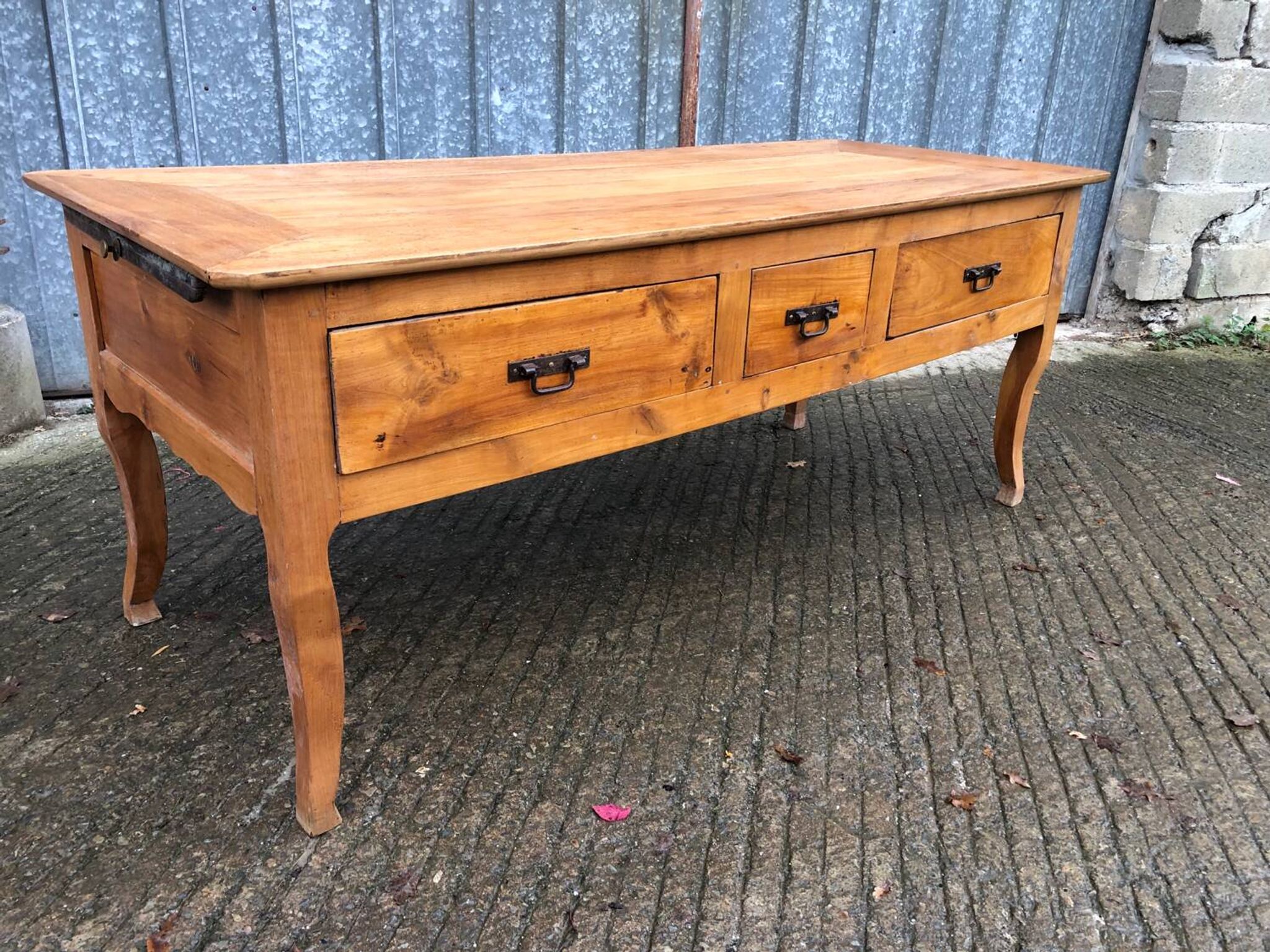 Table ancienne Louis XV à 3 tiroirs et 1 tirette en cerisier massif