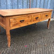 Table ancienne Louis XV à 3 tiroirs et 1 tirette en cerisier massif