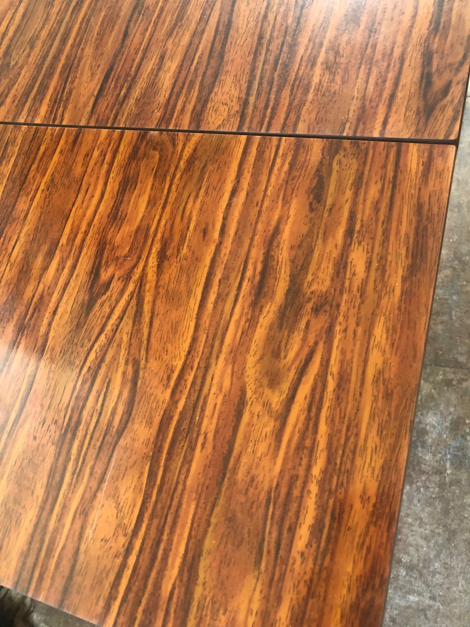 Table en formica avec sa chaise et son tabouret imitation palissandre