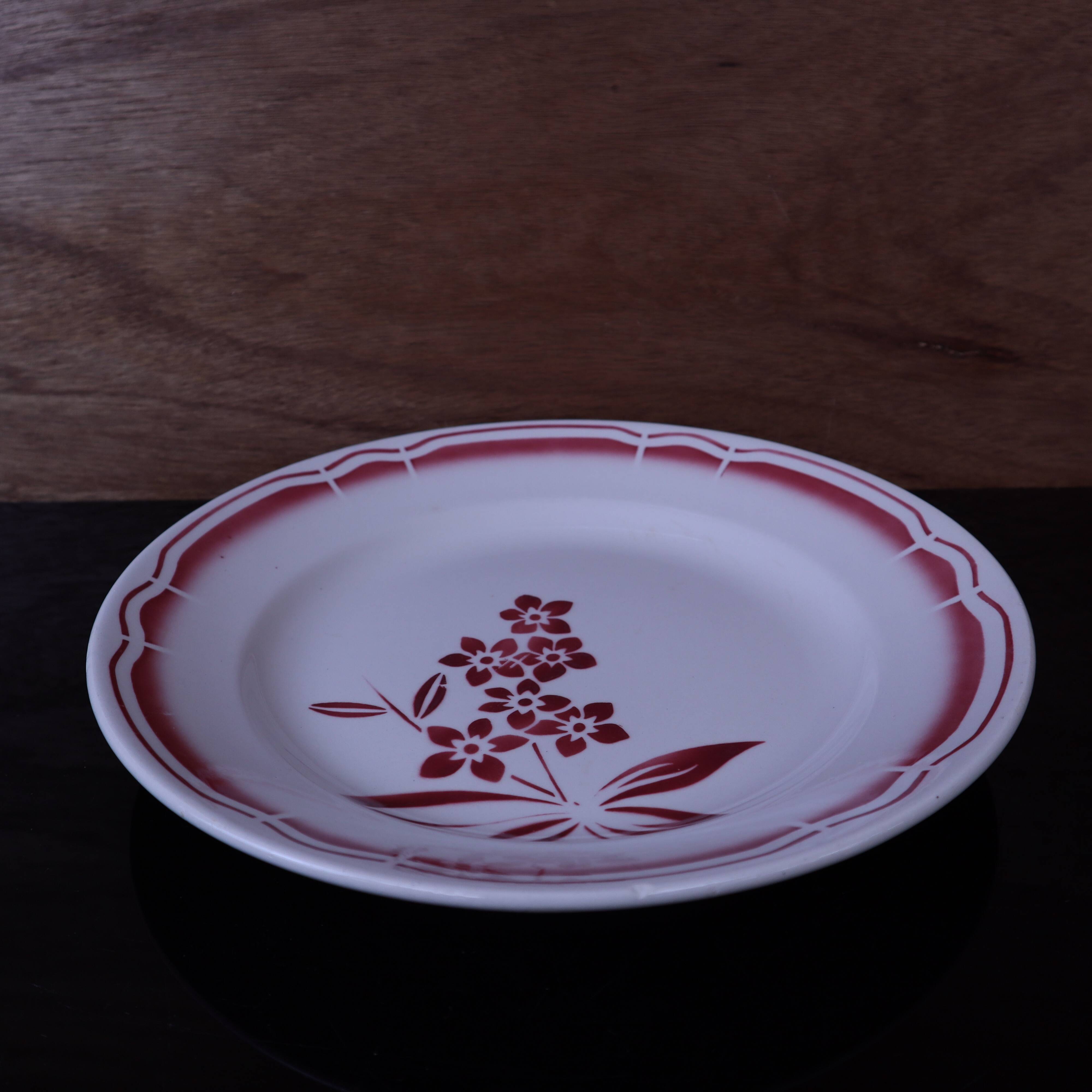 Plat rond fleurs rouge Badonviller