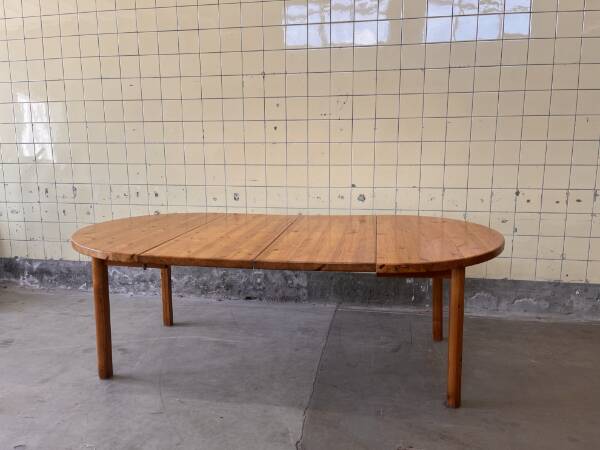 Table à manger ronde extensible en pin par Furusnickarn AB