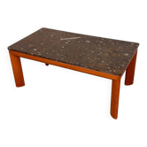 Table basse en marbre fossilisé moderniste des années 1970 avec base en bois