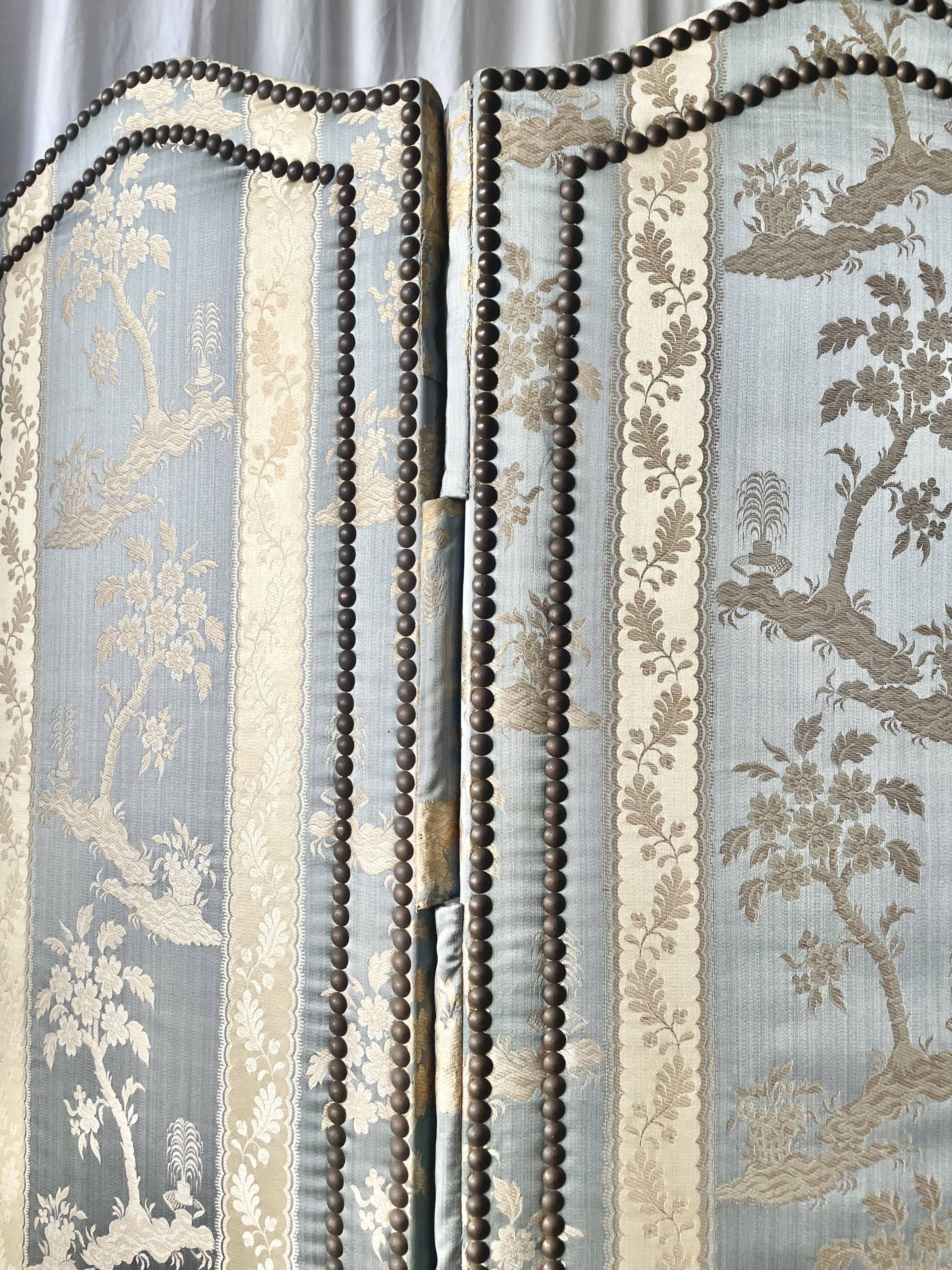 Antique Chinoiserie-style screen from the early 20th century in damask silk.