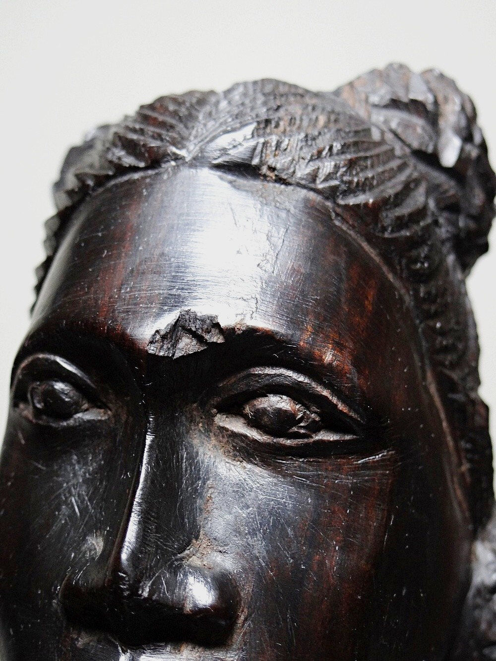 Couple of Malagasy busts in dark exotic wood, carved, craftsmanship from the 1940s to 1970s.