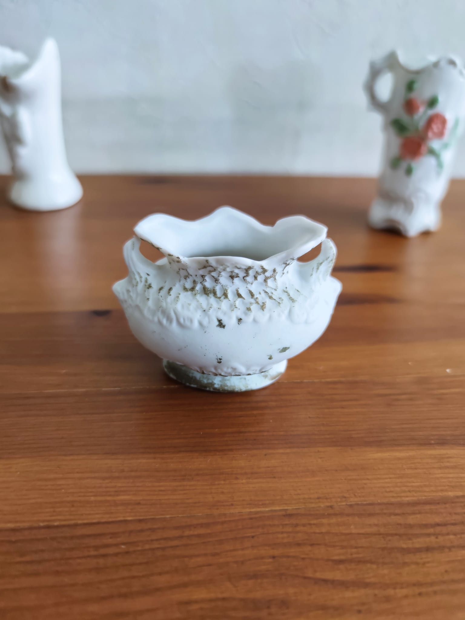 3 bouquetières in porcelain and biscuit