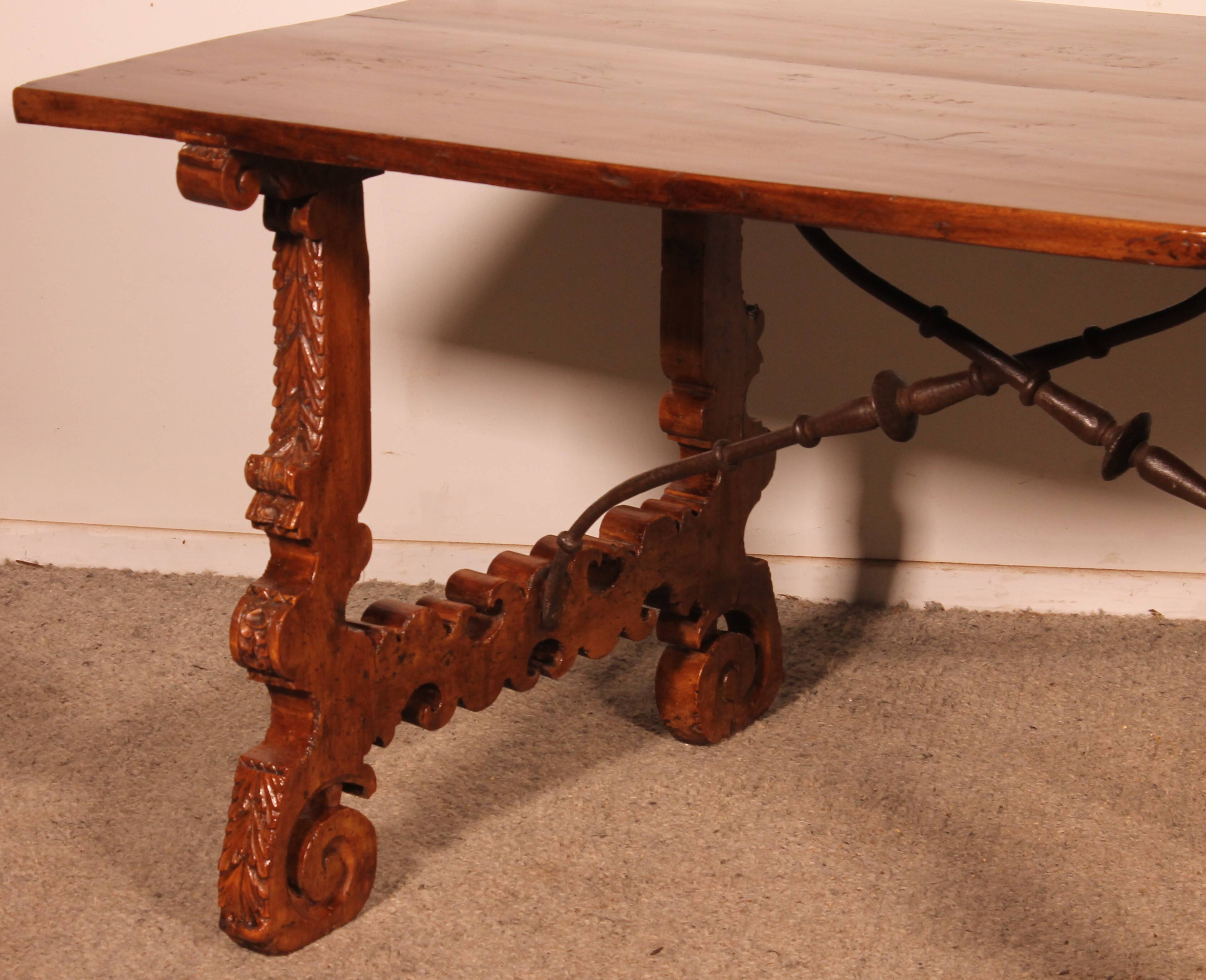 Spanish Renaissance Table In Blond Walnut - 17th Century