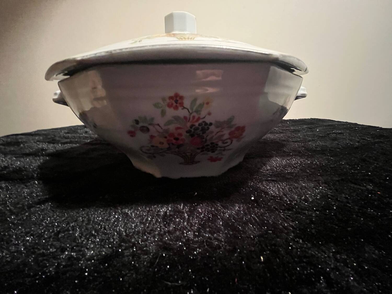 Soup tureen