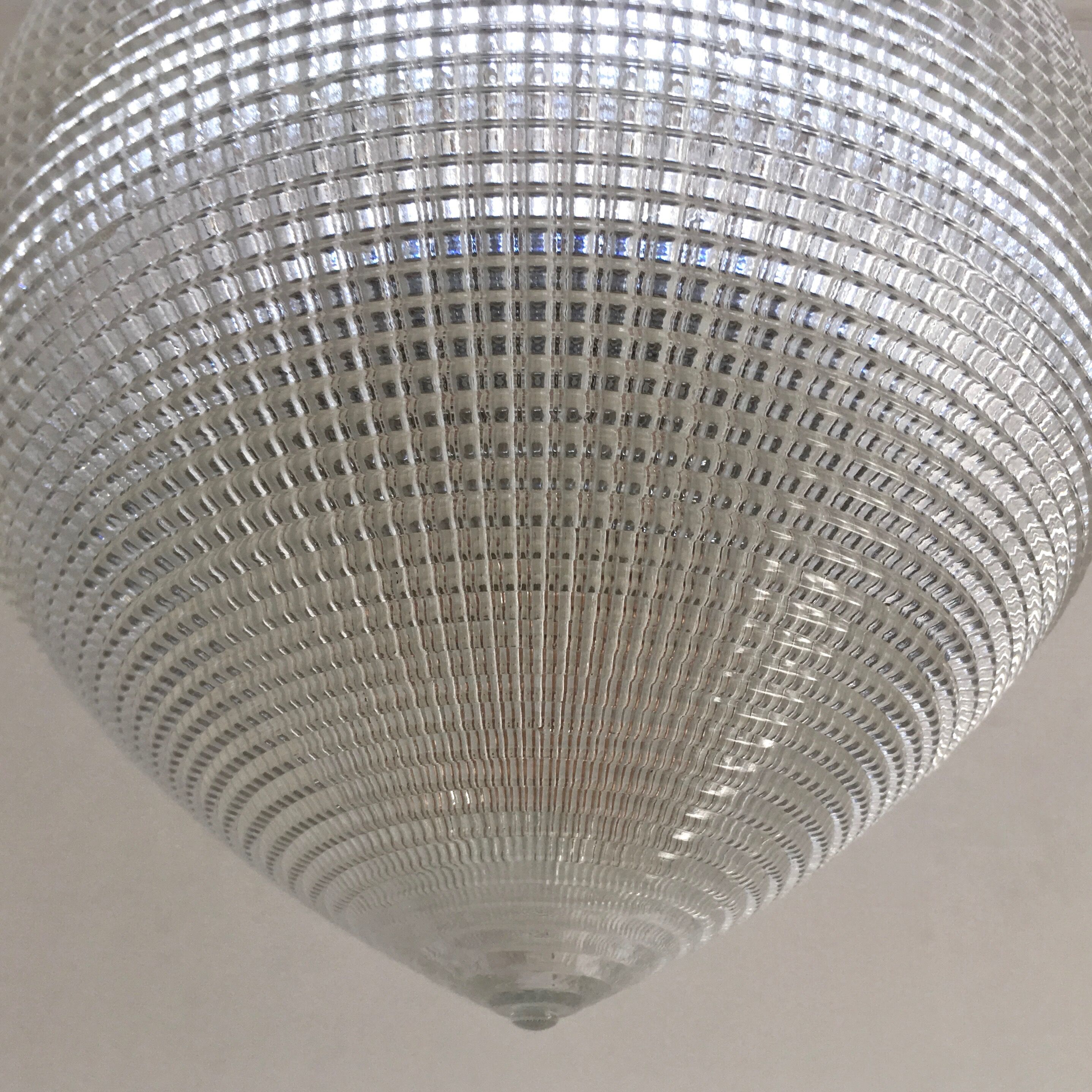 Paire de suspensions Holophane modèle goutte en verre strié circa 1940
