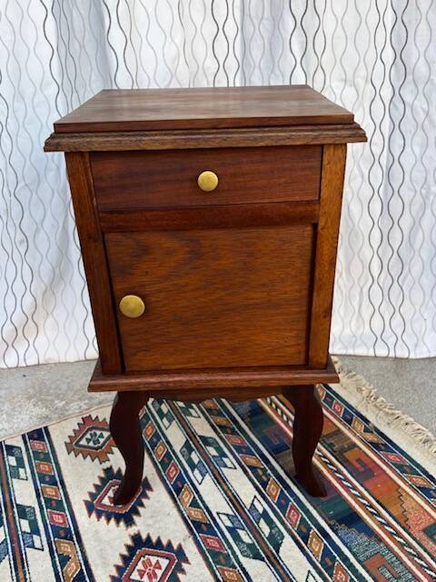 Vintage bedside table in solid wood – curved legs