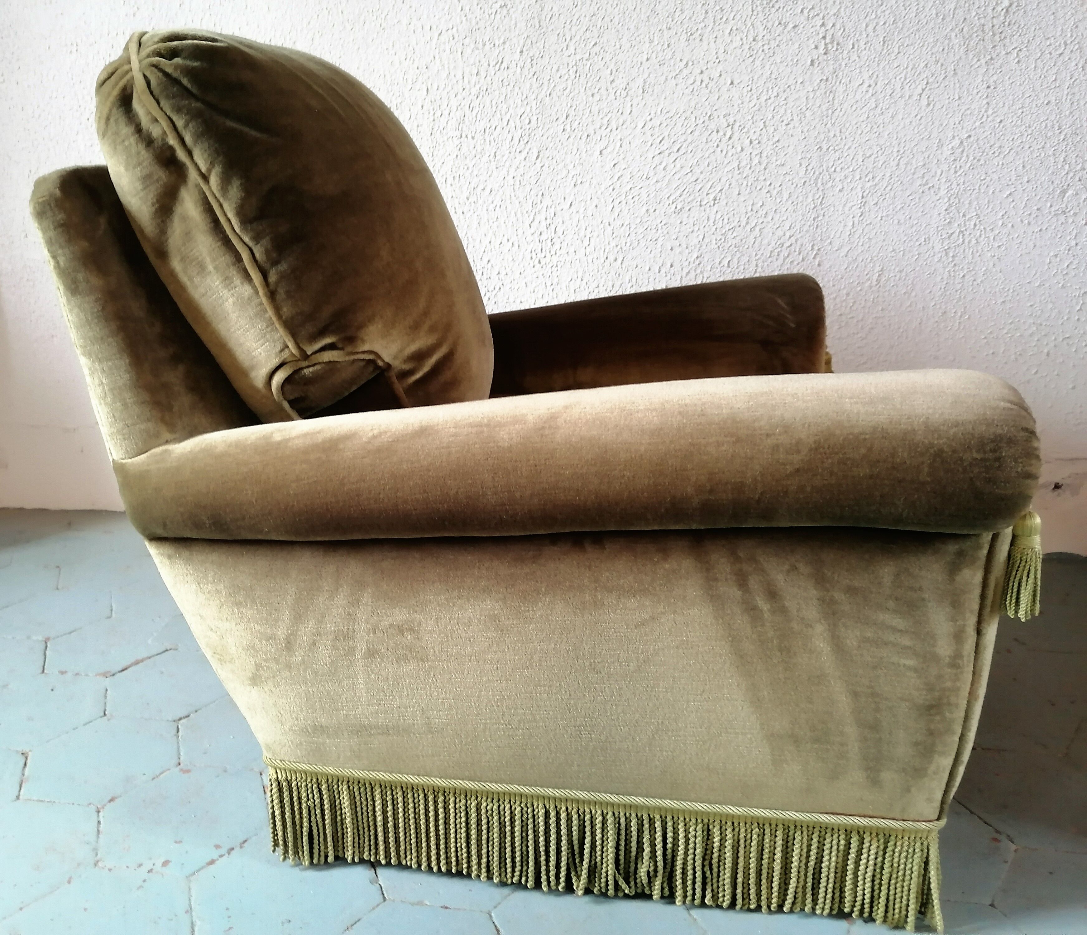 Paire de fauteuils en velours "Jean Roche "