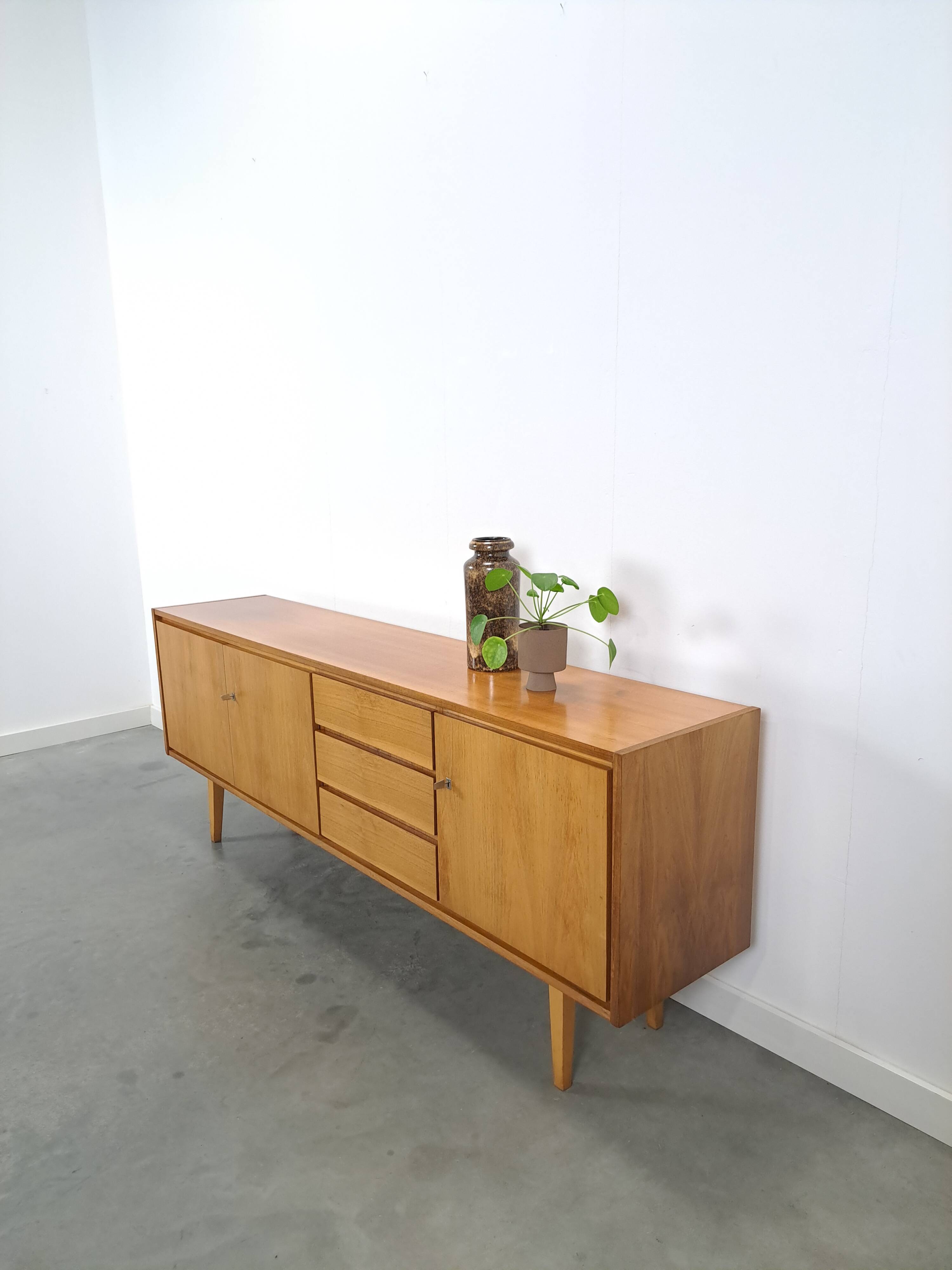 Mid-century notenhout fineer dressoir met 3 lades