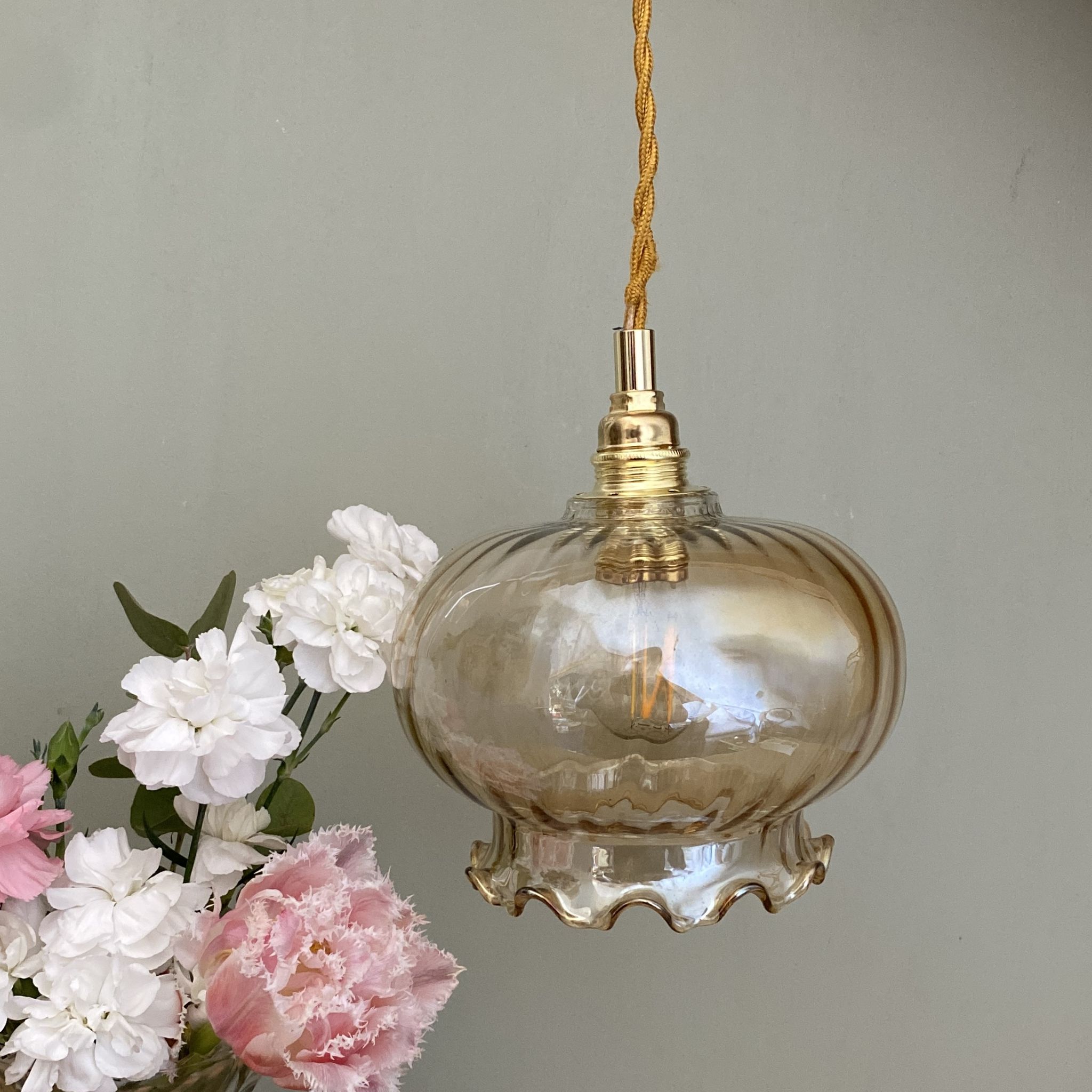 Suspension globe vintage en verre ambré