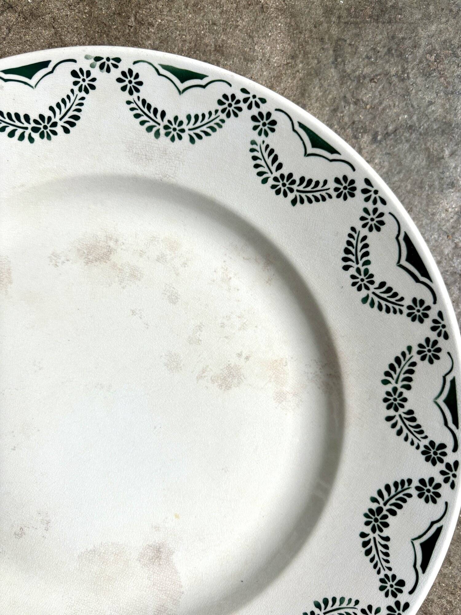 Badonviller round dish in iron clay, "Trianon" service