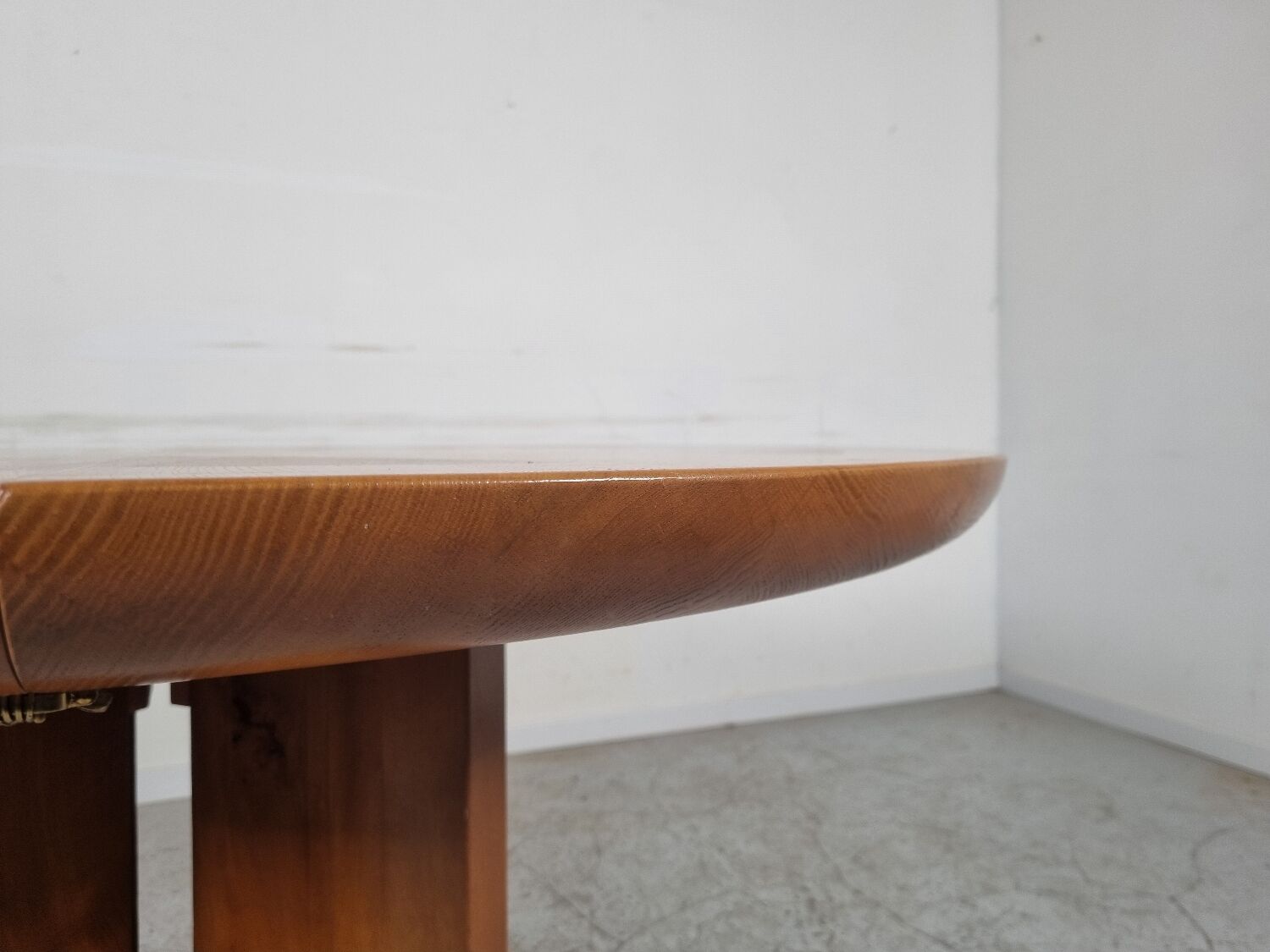 Table à manger en orme de Luigi Gorgoni années 80