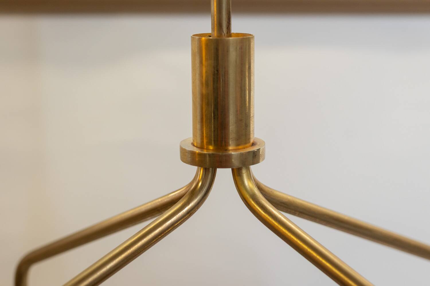 Free-standing shelf in gilded brass with smoked glass shelves. 1970s.