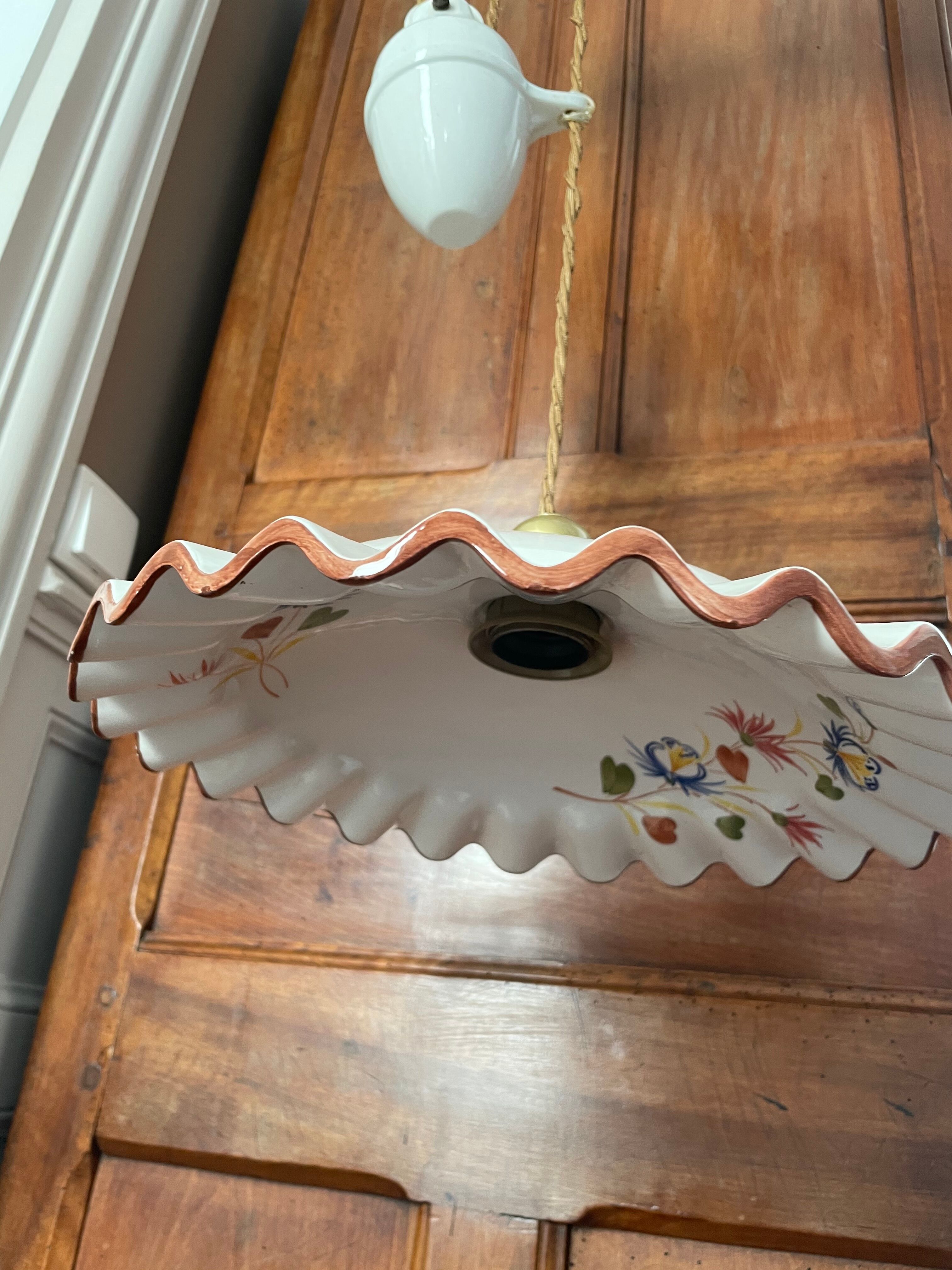 Suspension chandelier with counterweight