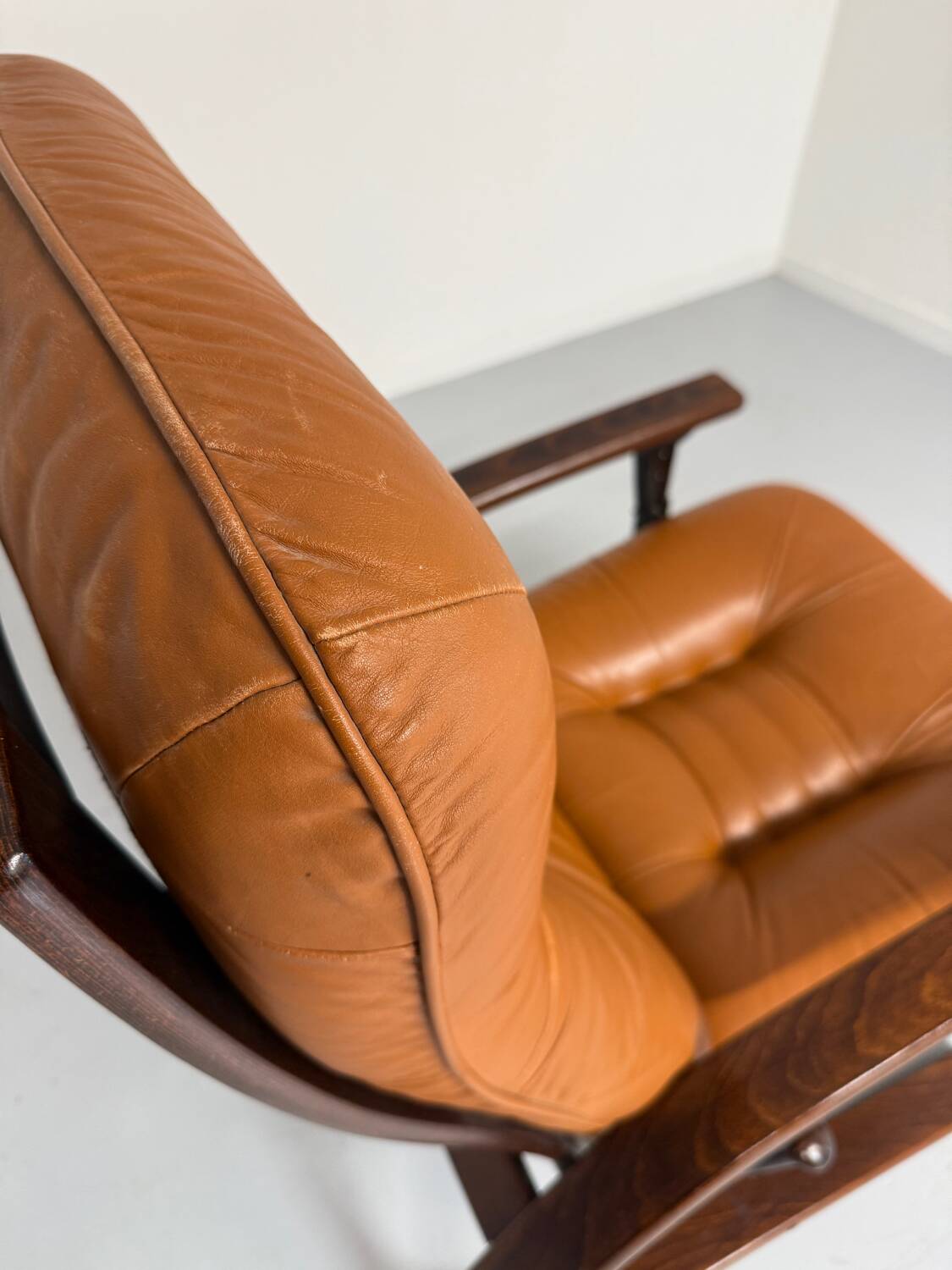 Antique "Panter" hanging armchair in Scandinavian design leather Westnofa an70