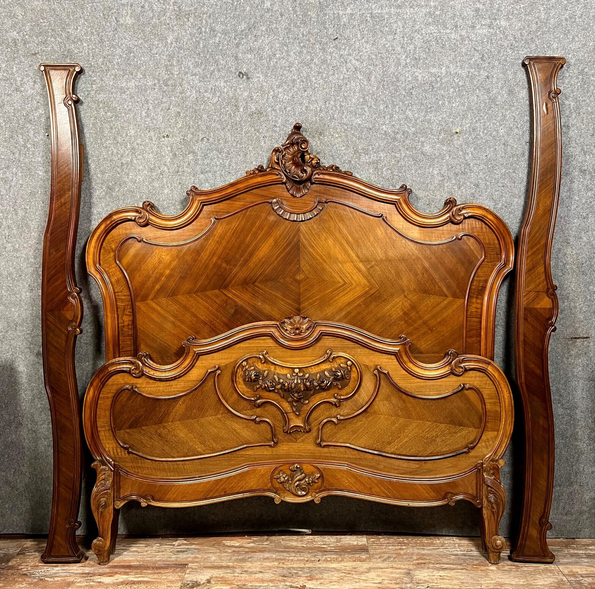 Center bed Louis XV rocaille of curved shape in walnut