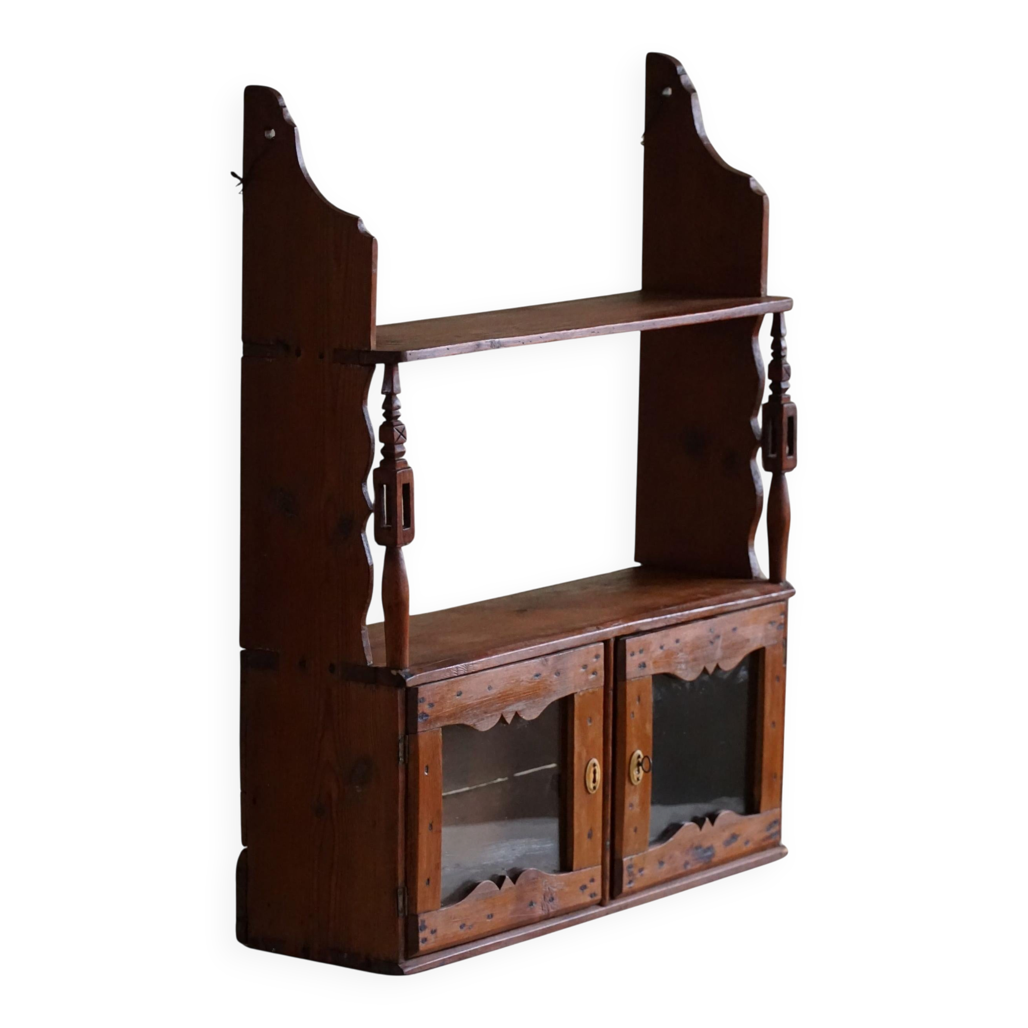 Primitive wall shelf in pine, by a Swedish upholsterer, late 19th century.