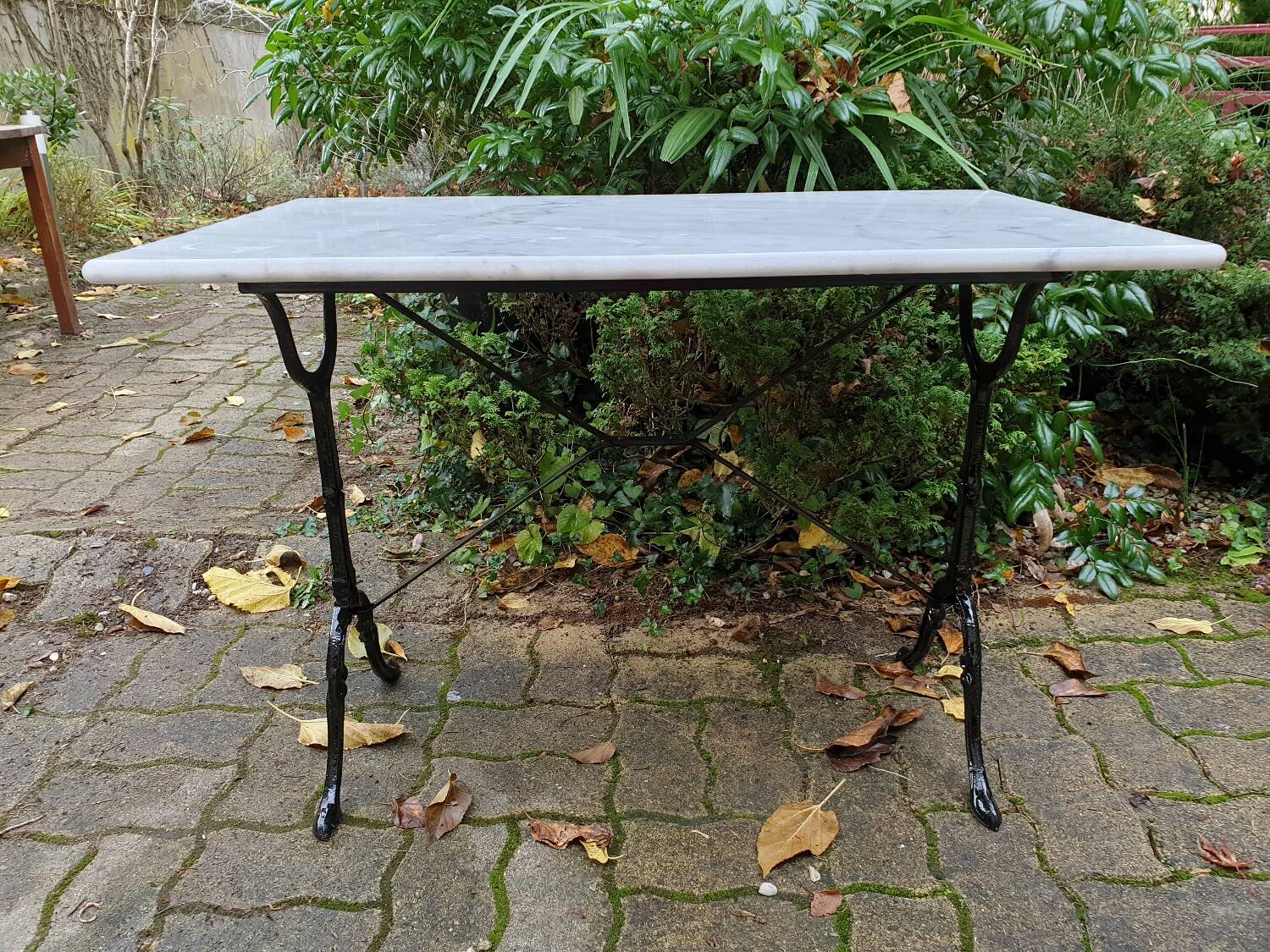 Table bistrot en marbre de carrare et fonte