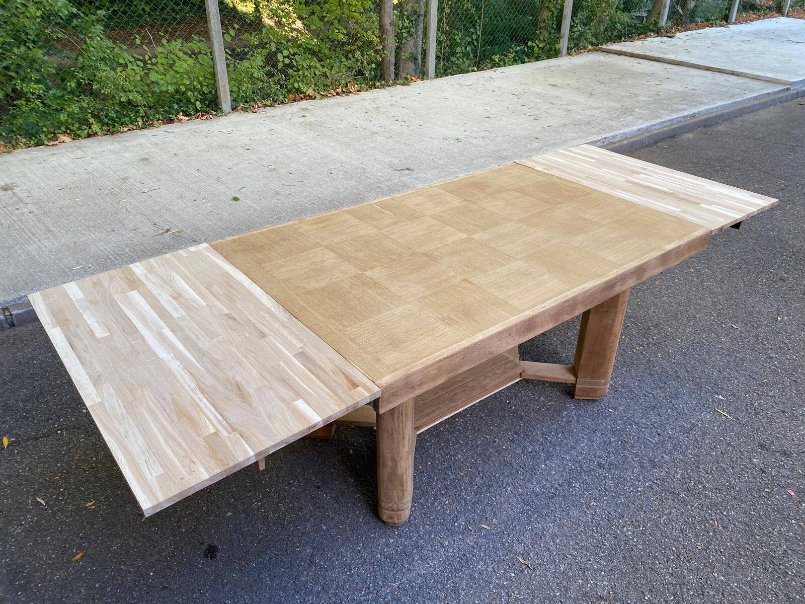 Table à manger brutaliste extensible décapée en chêne campagne chic 1950