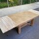 Table à manger brutaliste extensible décapée en chêne campagne chic 1950