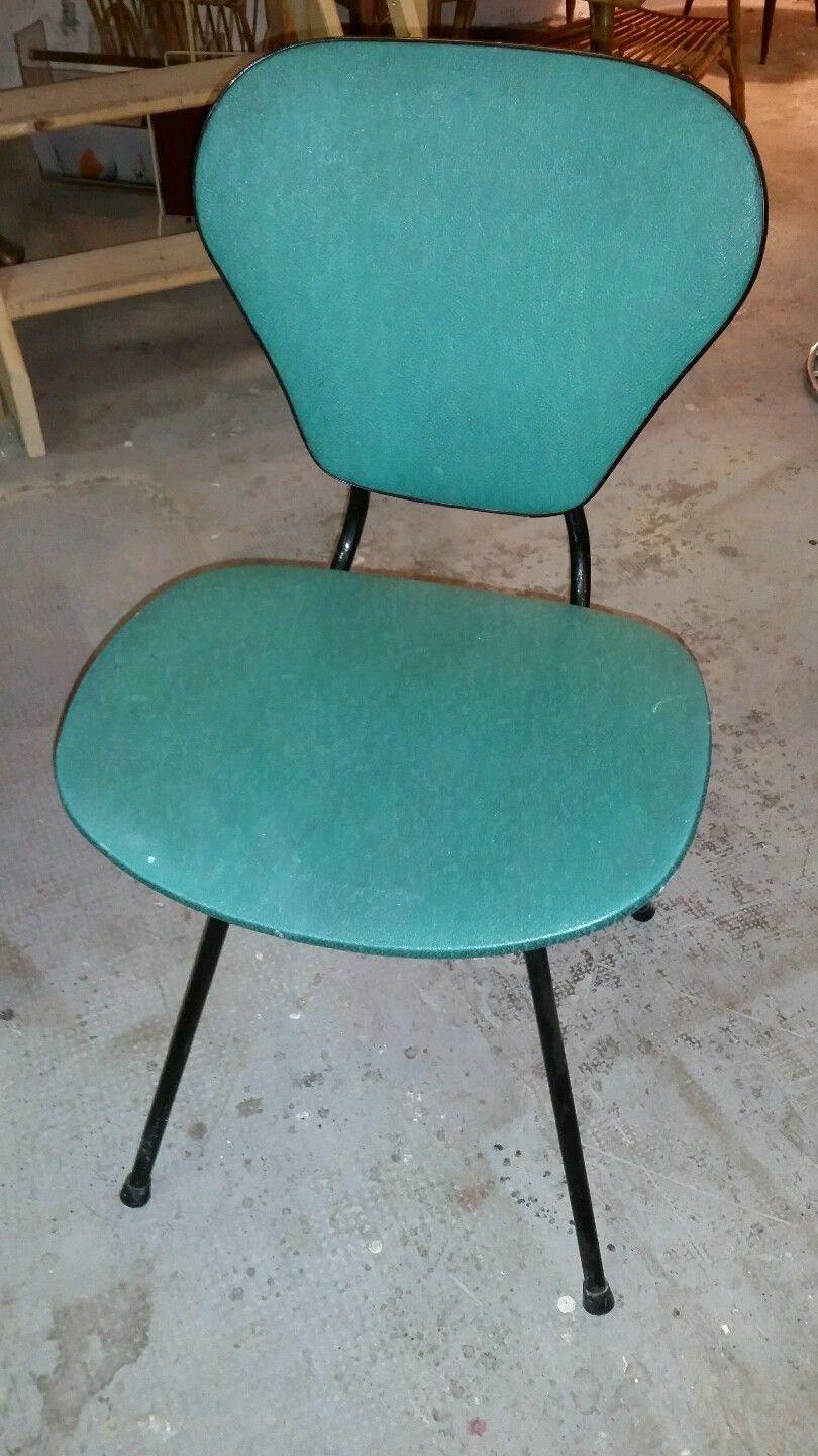 Chair in curved wood covered with vinyl, metal tube.