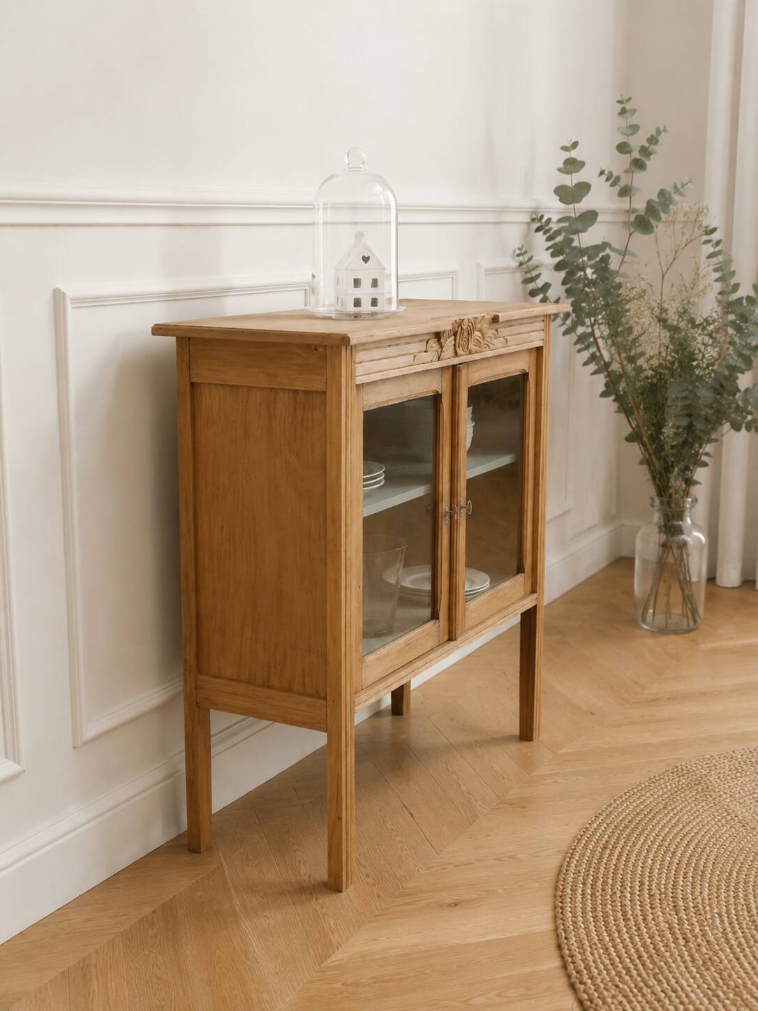 Art Deco sideboard in wood, with 2 glass doors.