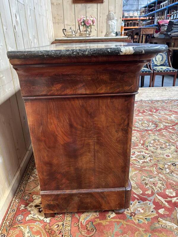 Commode époque restauration en placage d'acajou flammé