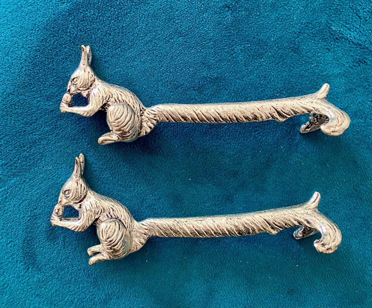 10 animal-shaped knife holders in silver-colored metal