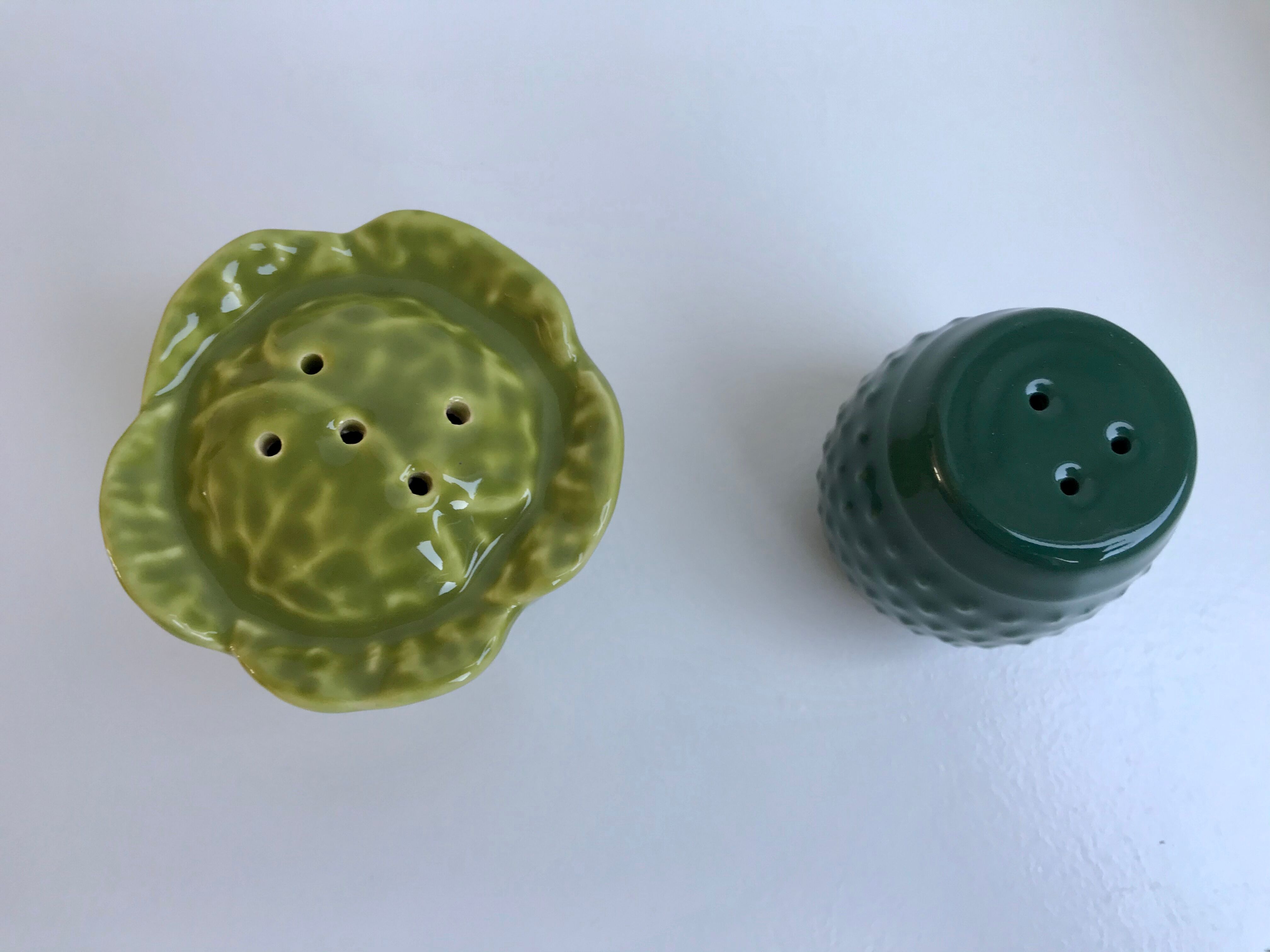 Duo of salt shaker and pepper maker in slurry cabbage 50s