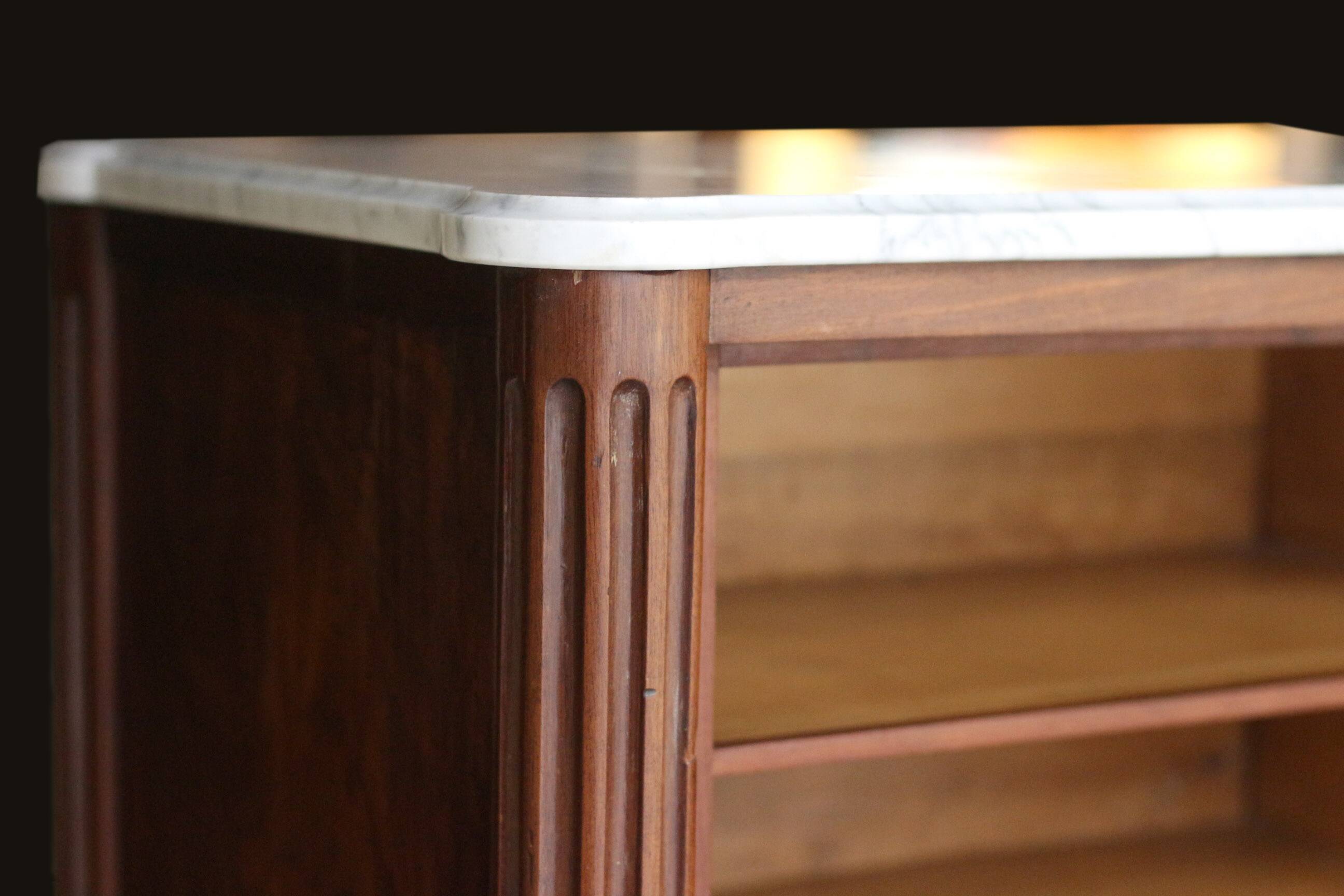 Sumptuous mahogany chiffonier with a secret drawer (circa 1800).
