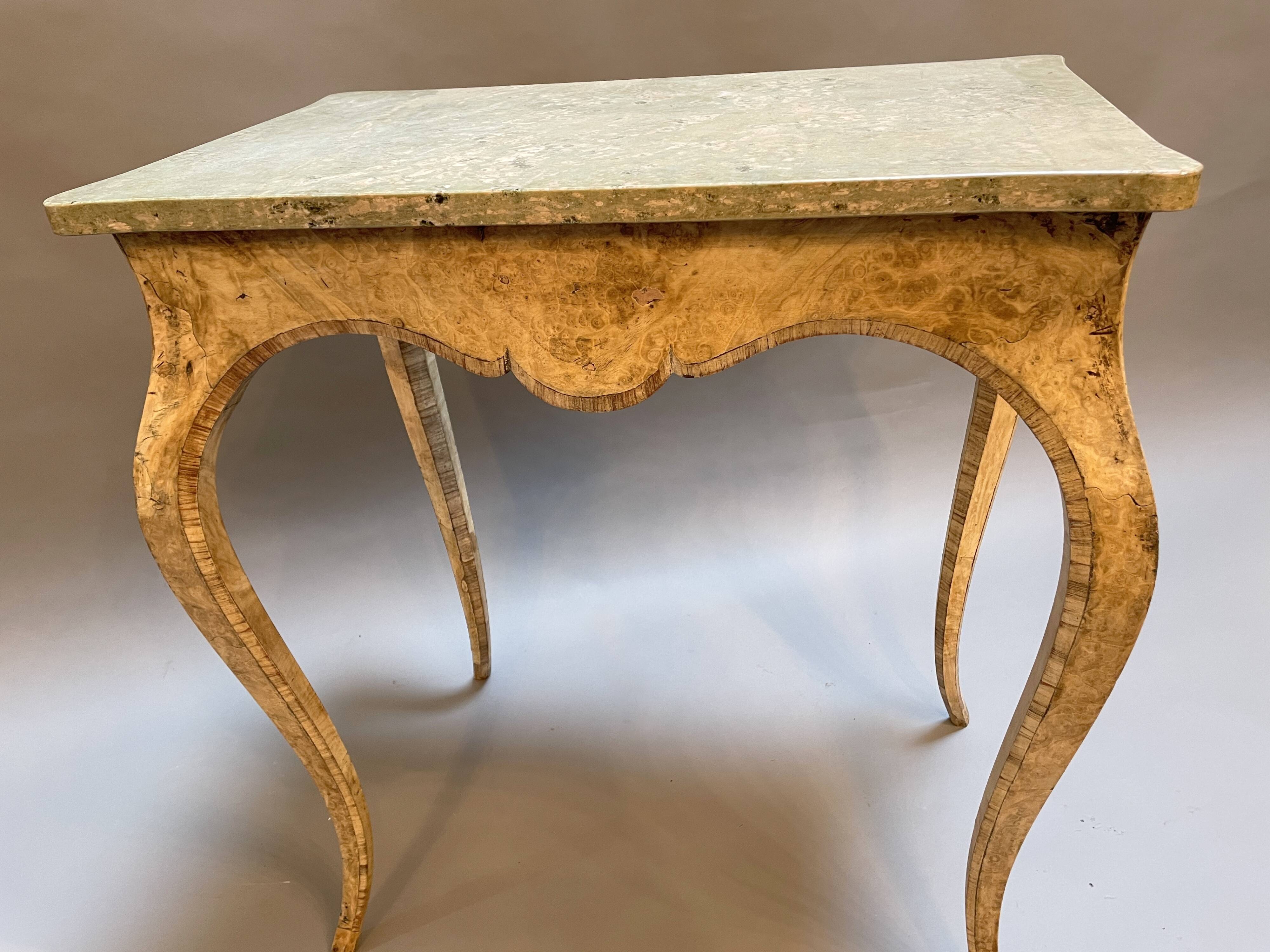 Petite table d'appoint victorienne en noyer