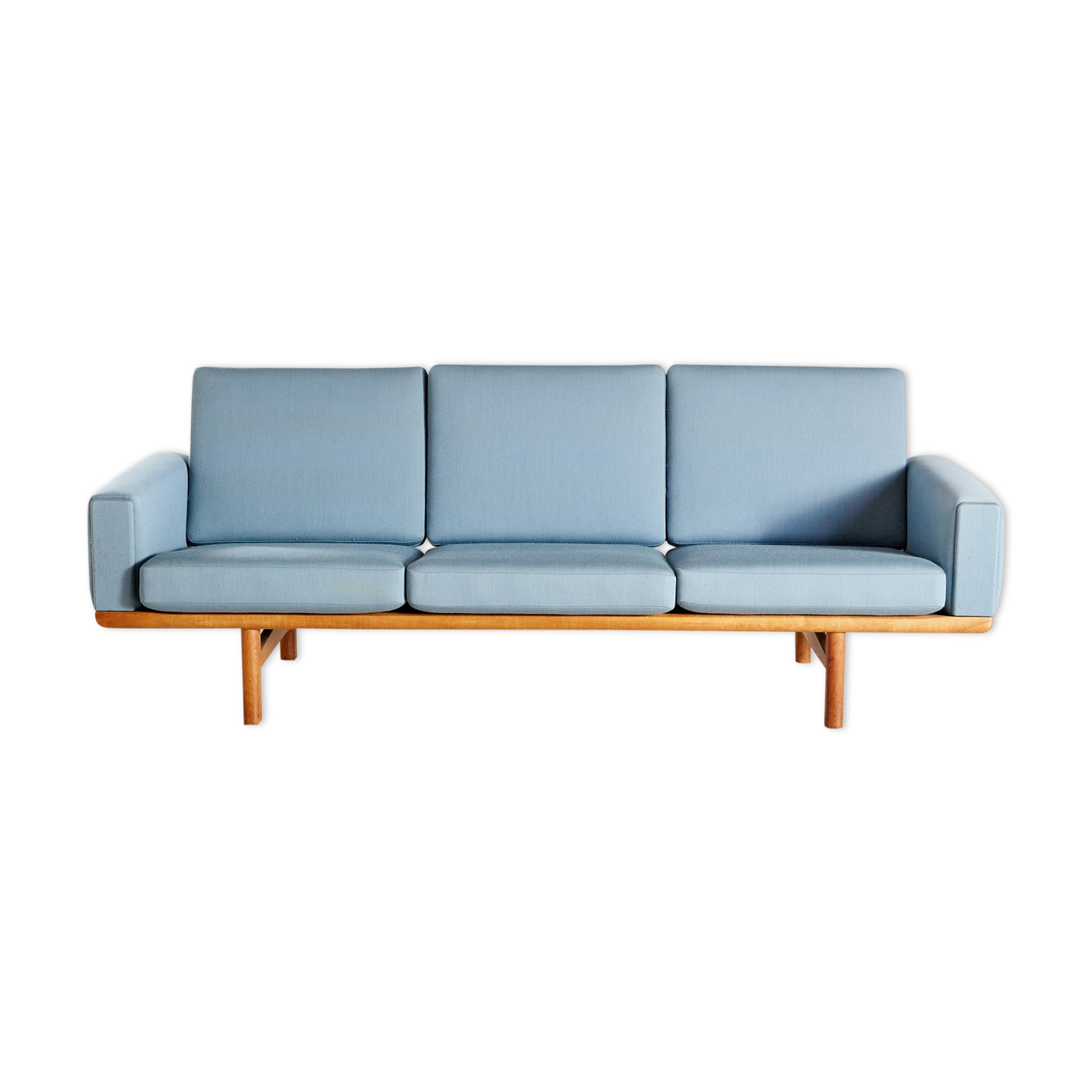 Hans J. Wegner Model GE-236/3 three-seater sofa
