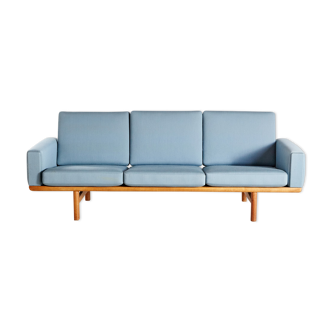 Hans J. Wegner Model GE-236/3 three-seater sofa